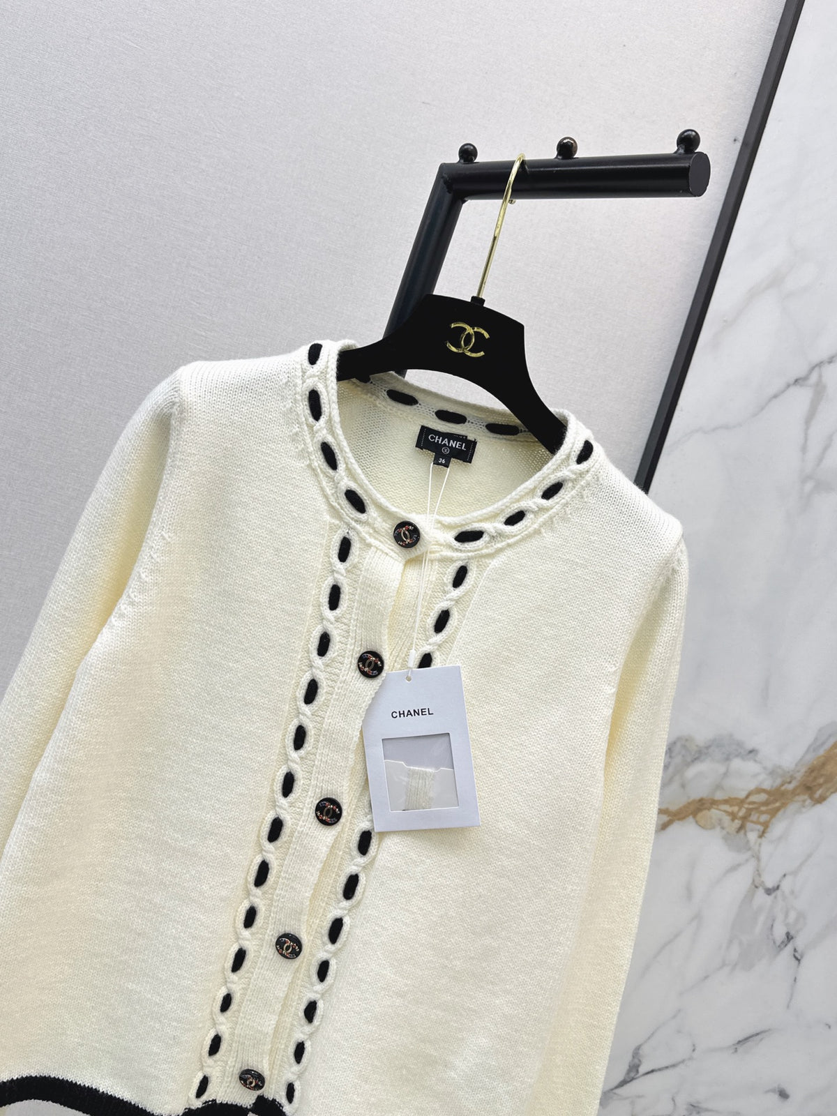 26FW New Crew-Neck Cardigan with Contrast Trim 🤍