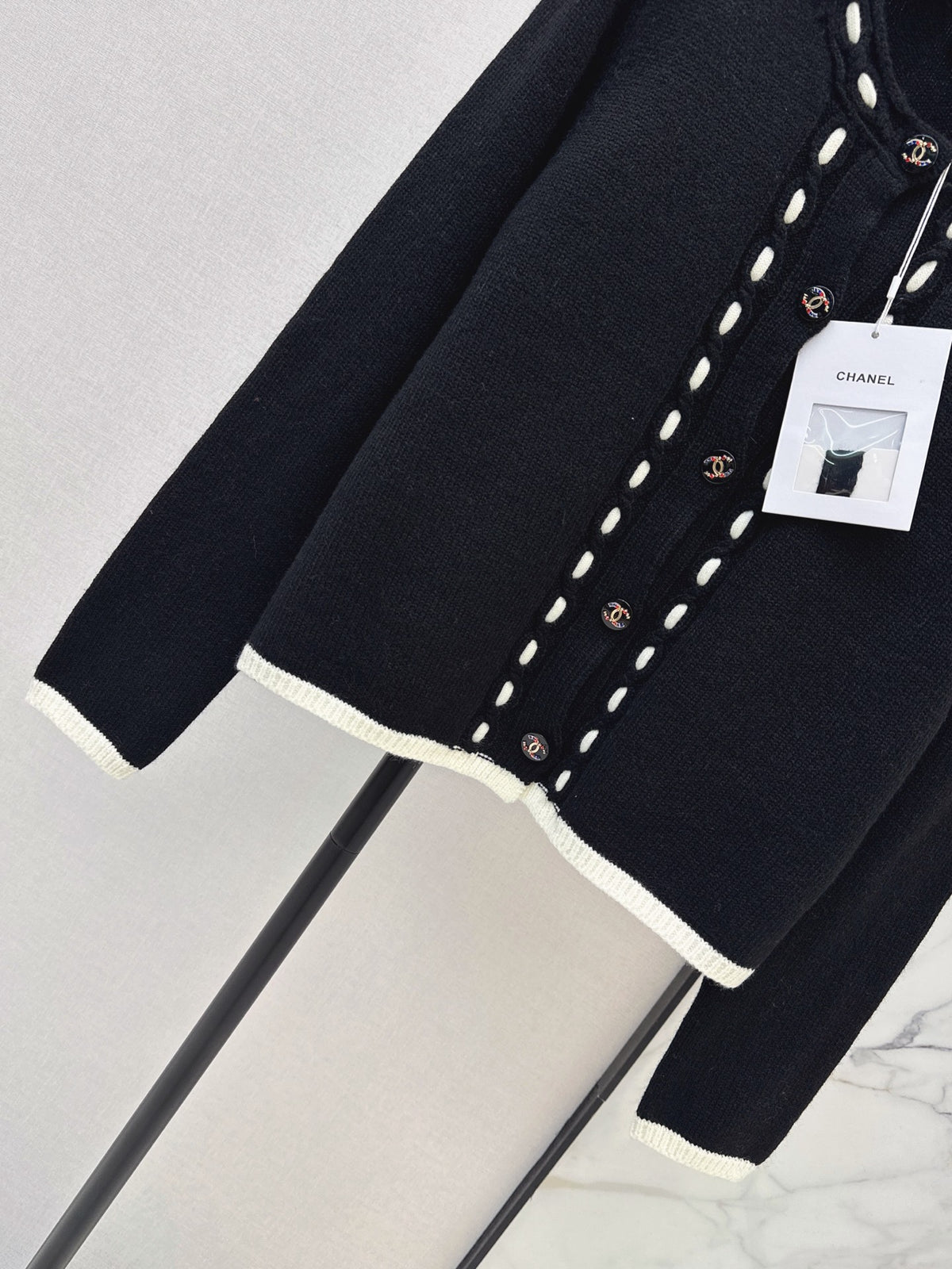 26FW New Crew-Neck Cardigan with Contrast Trim 🤍