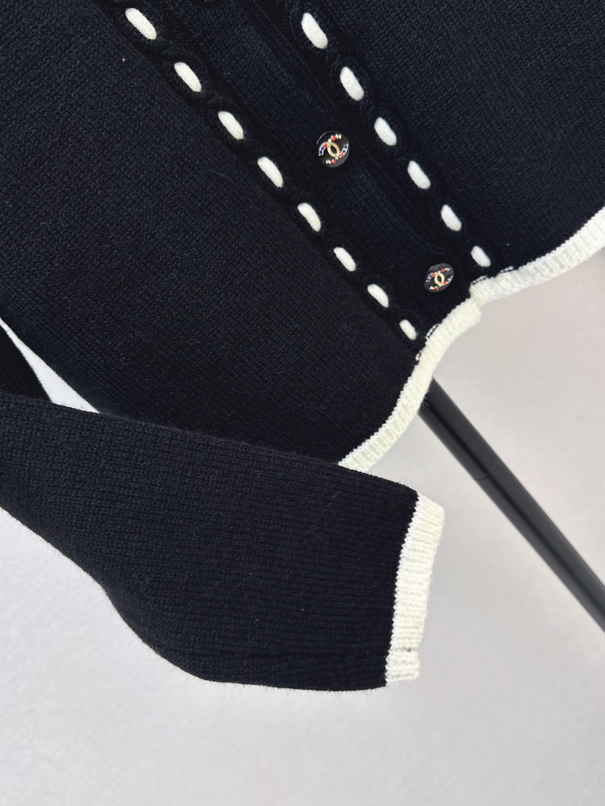 26FW New Crew-Neck Cardigan with Contrast Trim 🤍