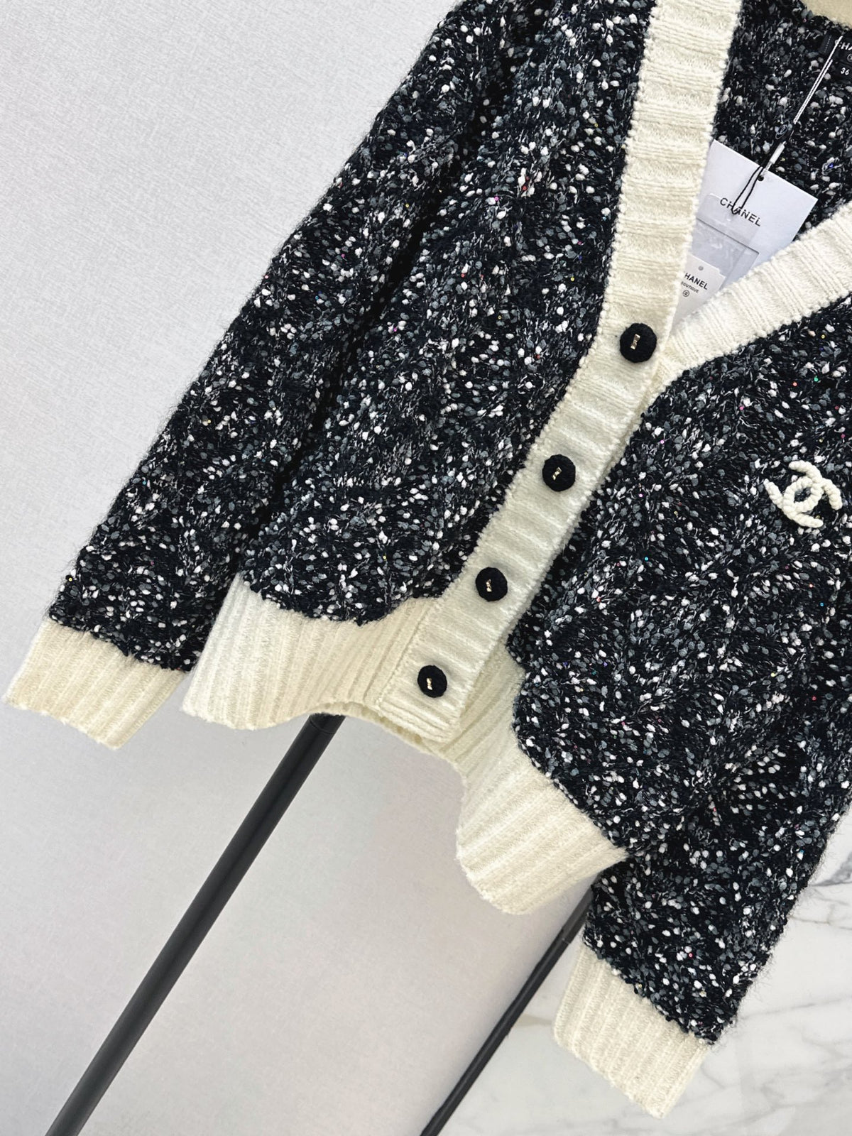 26FW New V-Neck Long-Sleeve Cardigan in Multi-Colored Yarn 🖤