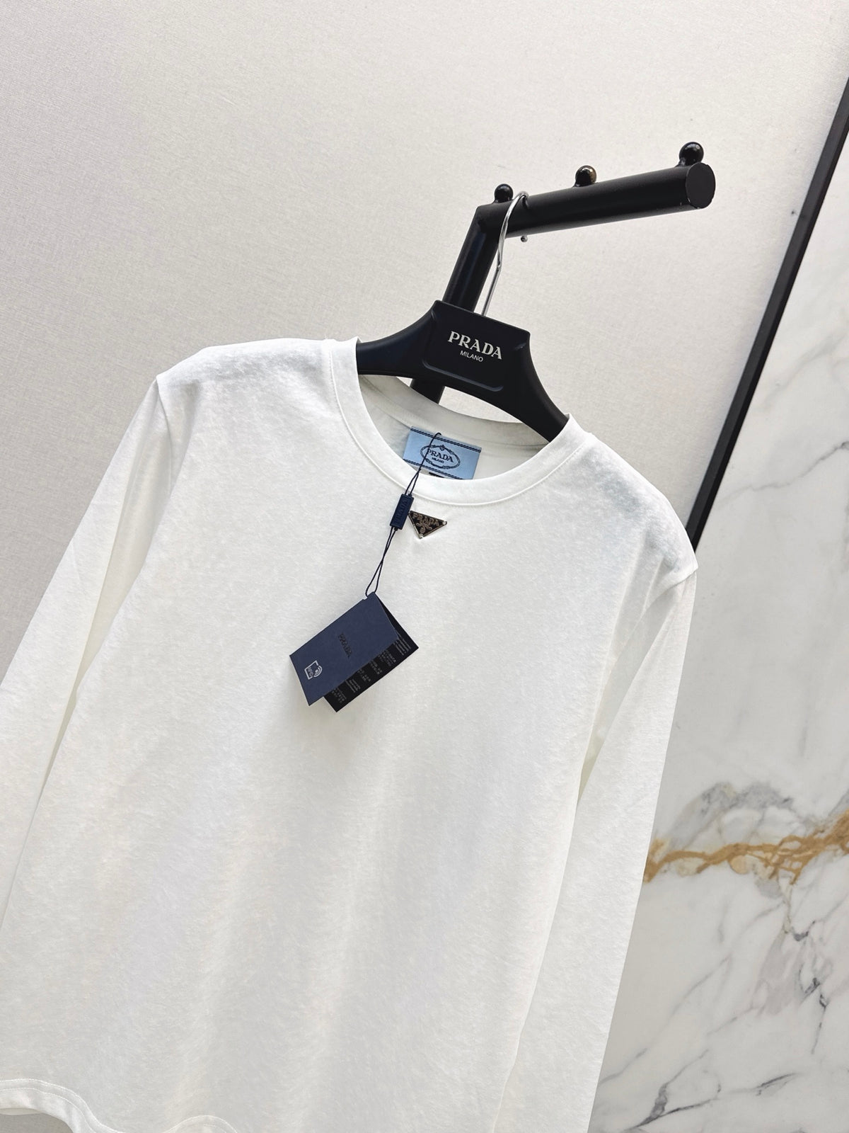26FW New Long-Sleeve White T-Shirt with Triangle Logo Detail 🤍