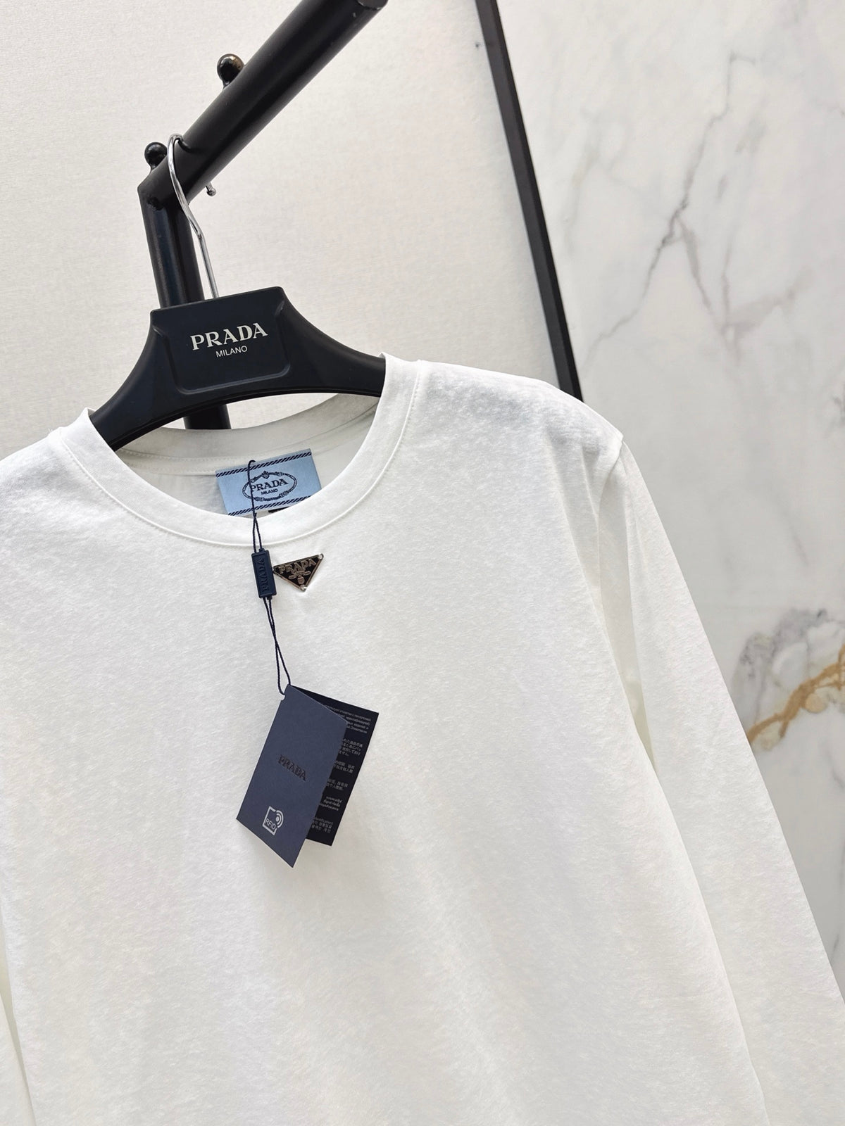 26FW New Long-Sleeve White T-Shirt with Triangle Logo Detail 🤍