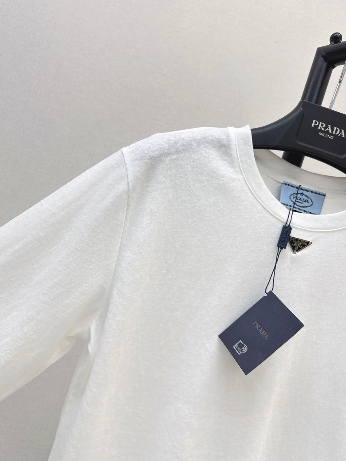26FW New Long-Sleeve White T-Shirt with Triangle Logo Detail 🤍