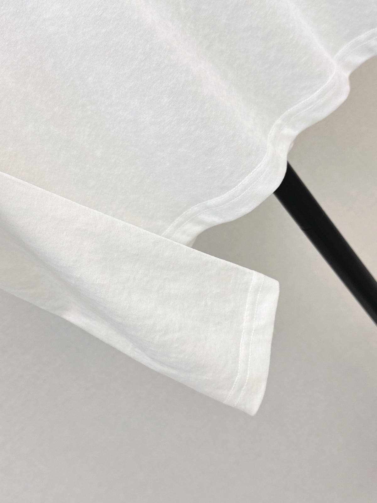 26FW New Long-Sleeve White T-Shirt with Triangle Logo Detail 🤍