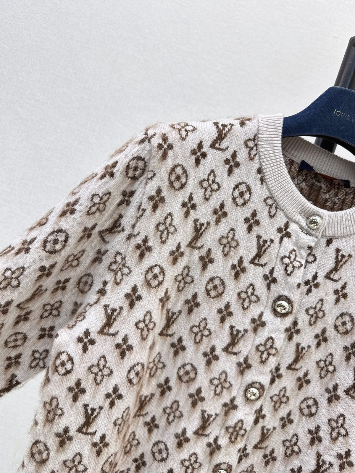 26FW New Classic Logo Crew-Neck Cardigan 🤍