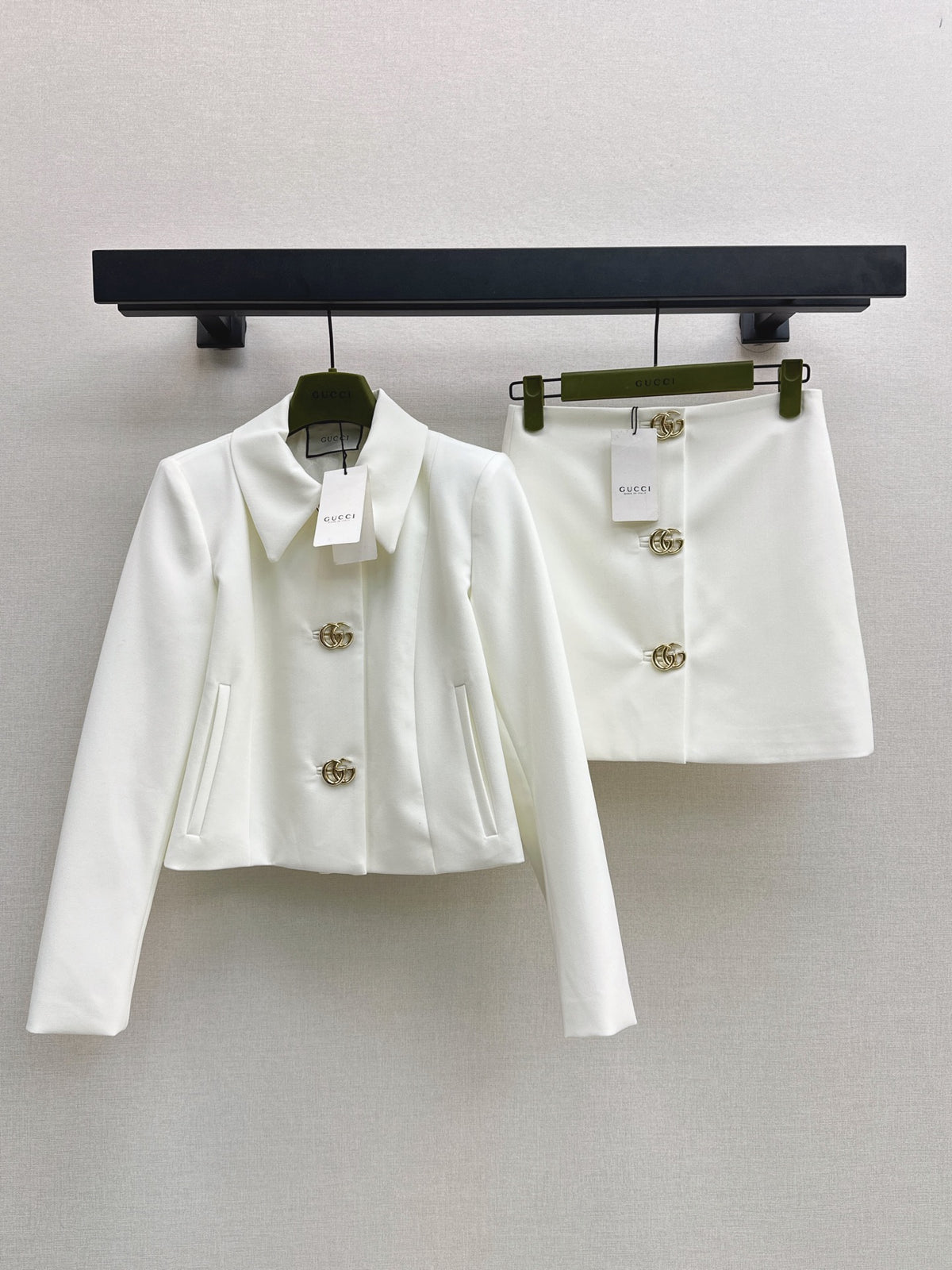 26FW New Cropped Jacket with Logo Hardware & Lapel Collar 🤍❤️