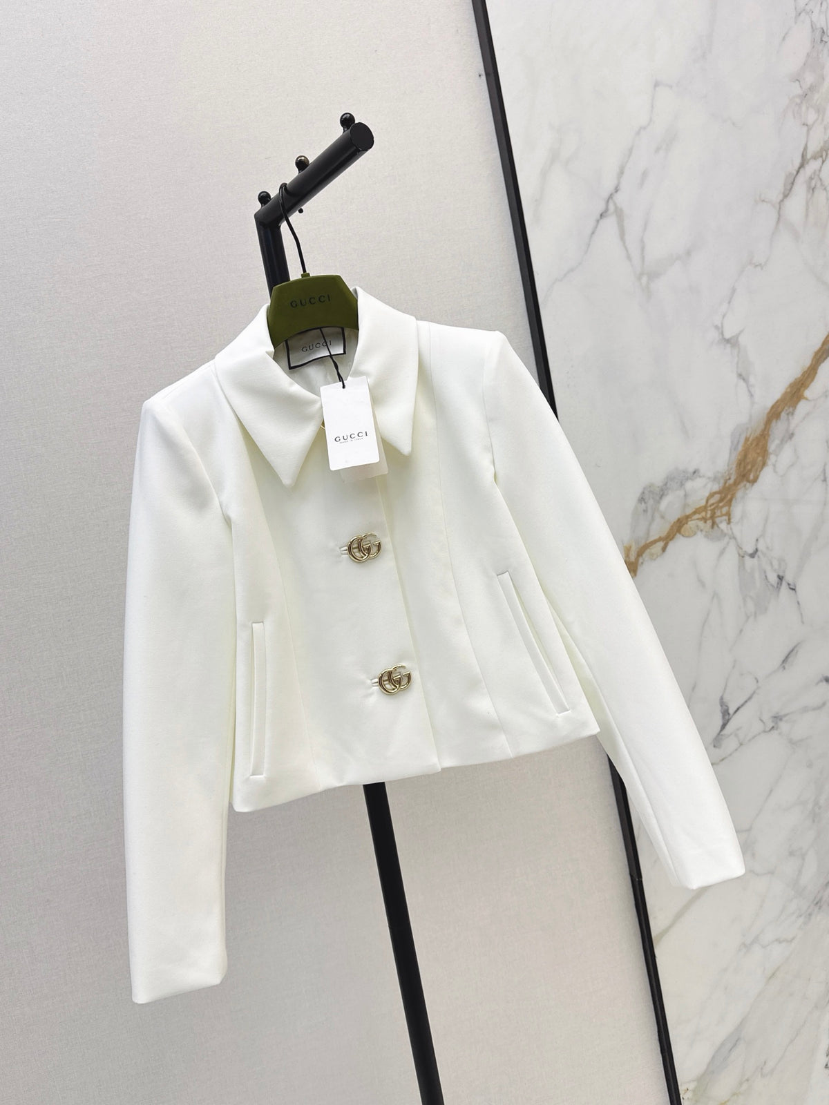 26FW New Cropped Jacket with Logo Hardware & Lapel Collar 🤍❤️