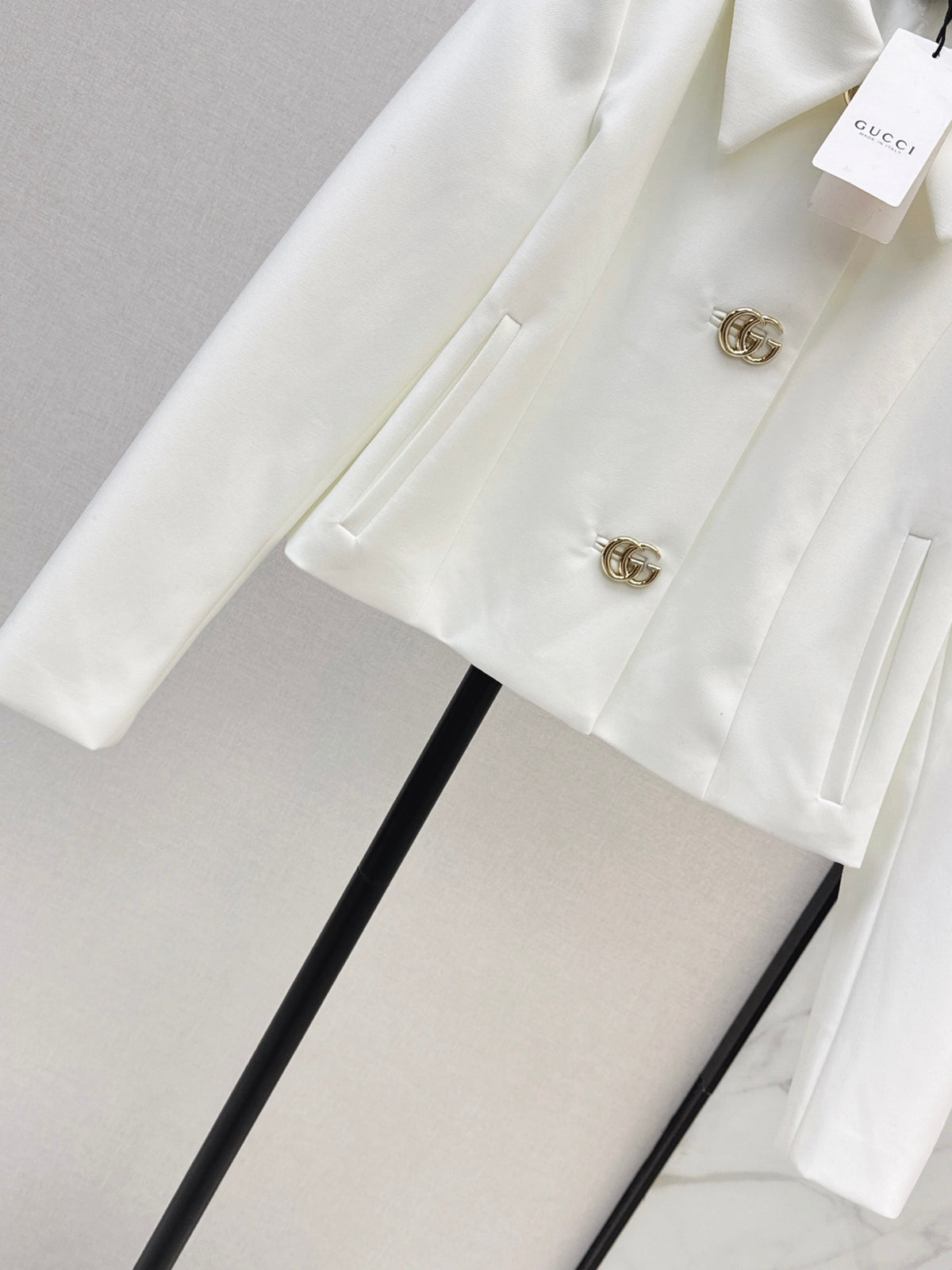 26FW New Cropped Jacket with Logo Hardware & Lapel Collar 🤍❤️