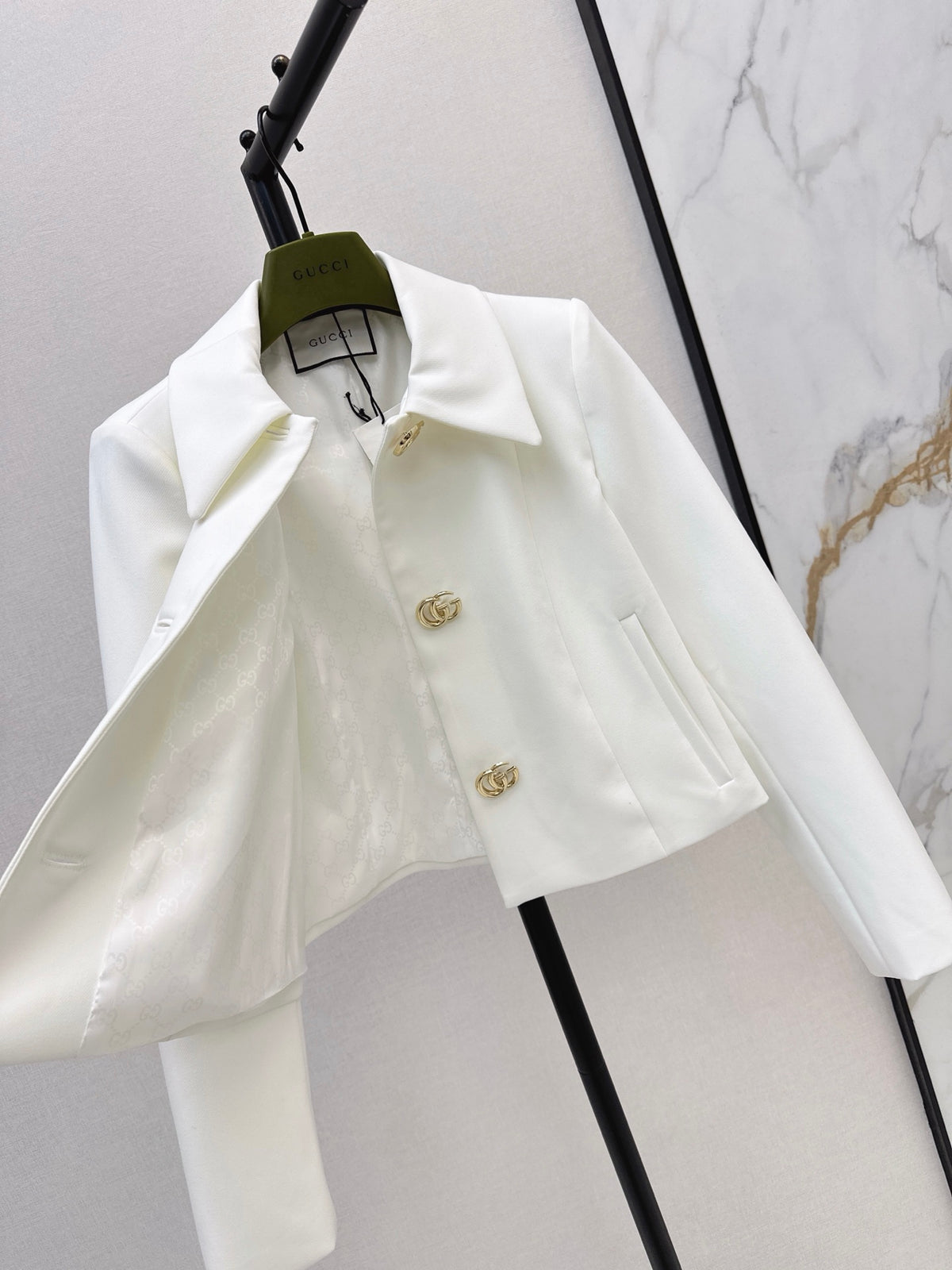 26FW New Cropped Jacket with Logo Hardware & Lapel Collar 🤍❤️