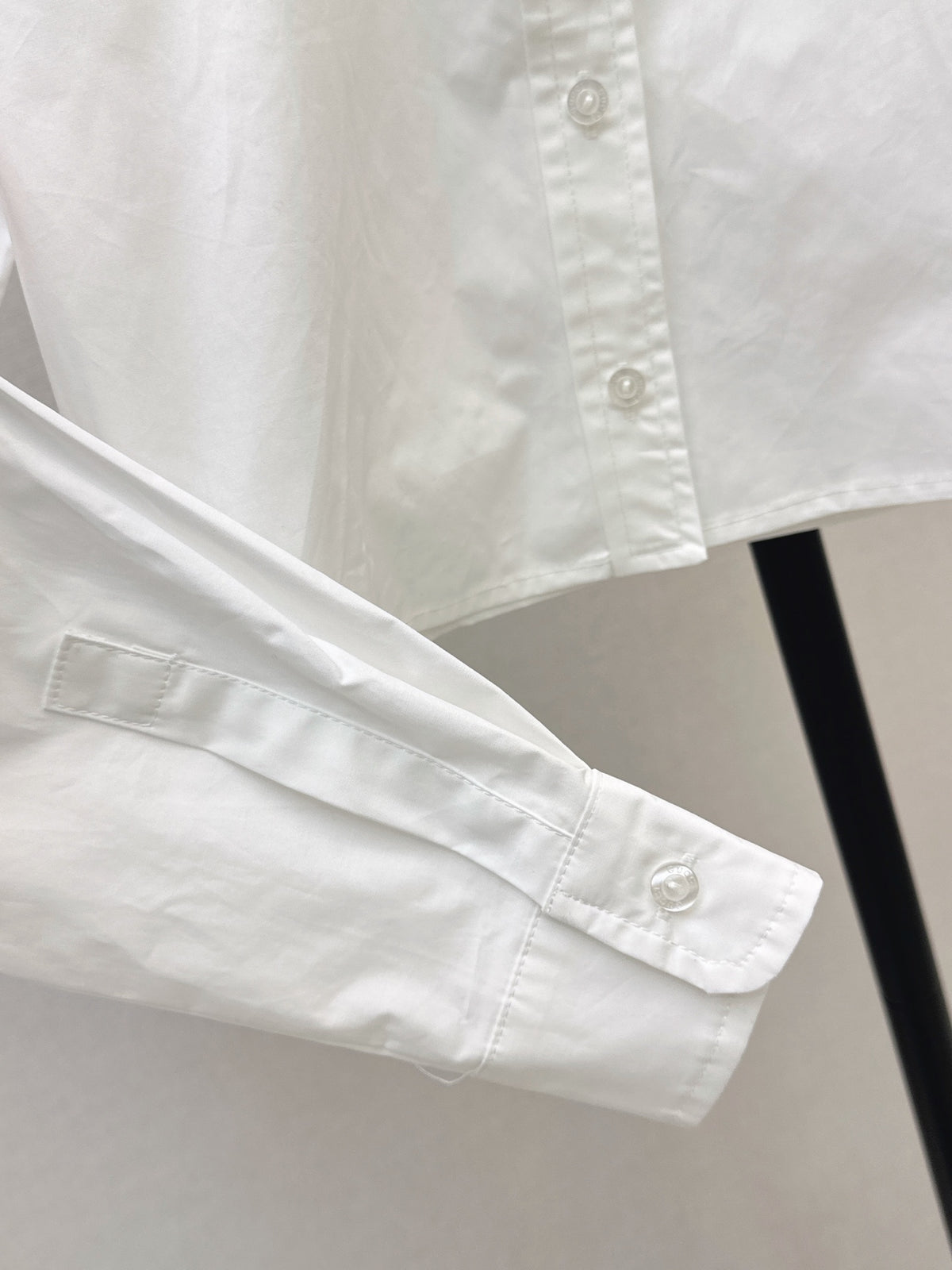 26FW New Logo-Embroidered Cropped Shirt 🤍