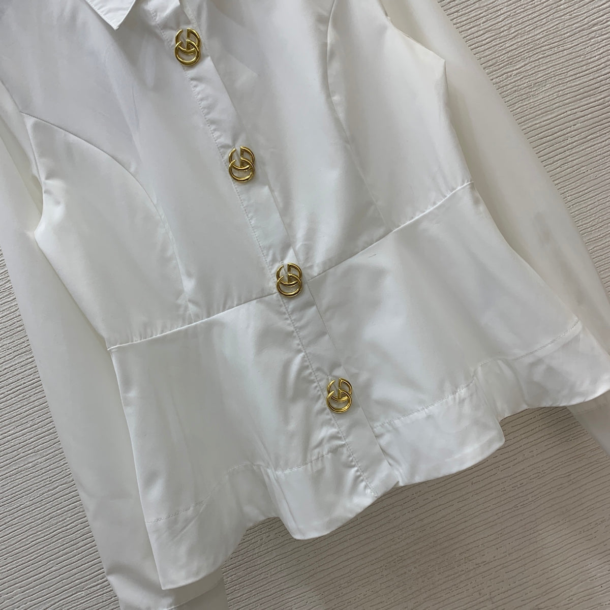 🔥HOT🔥26FW New Ruffle-Trimmed Shirt with Gold GG Buttons 🤍