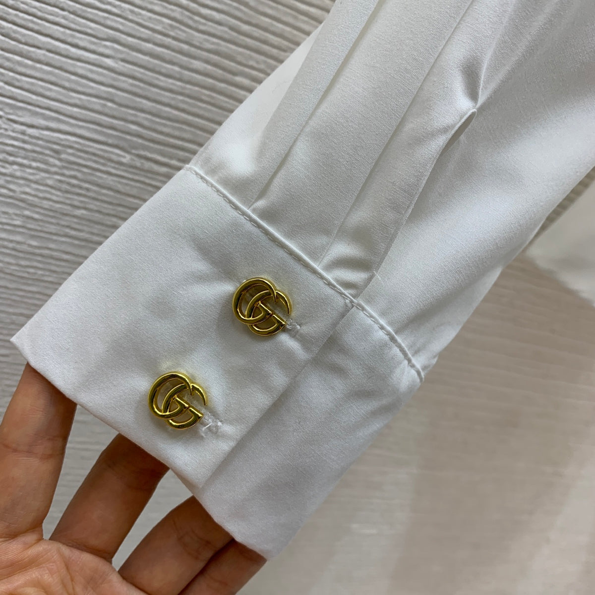 🔥HOT🔥26FW New Ruffle-Trimmed Shirt with Gold GG Buttons 🤍
