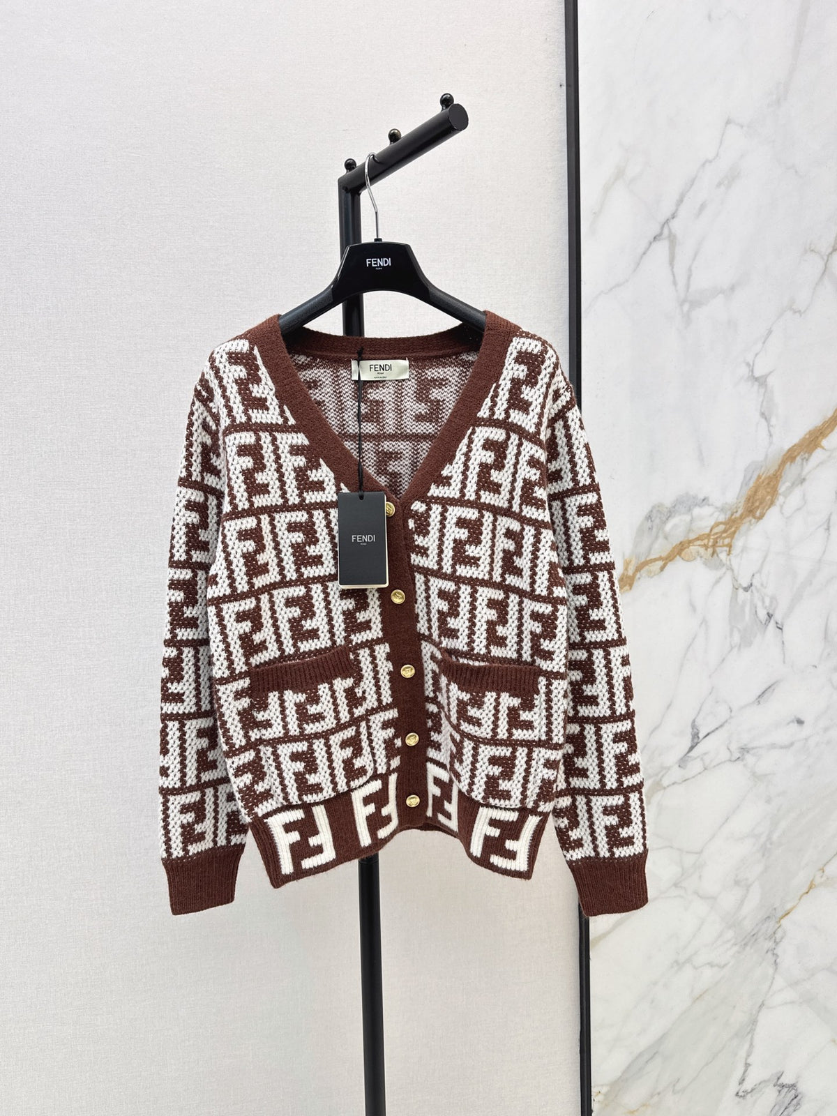 26FW New V-Neck Long-Sleeve Cardigan with Letter Jacquard 🤎🖤