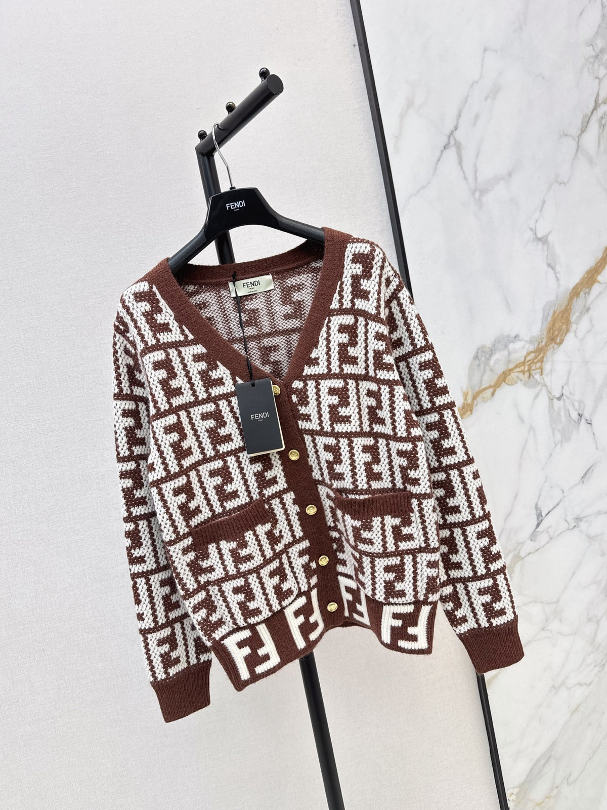 26FW New V-Neck Long-Sleeve Cardigan with Letter Jacquard 🤎🖤
