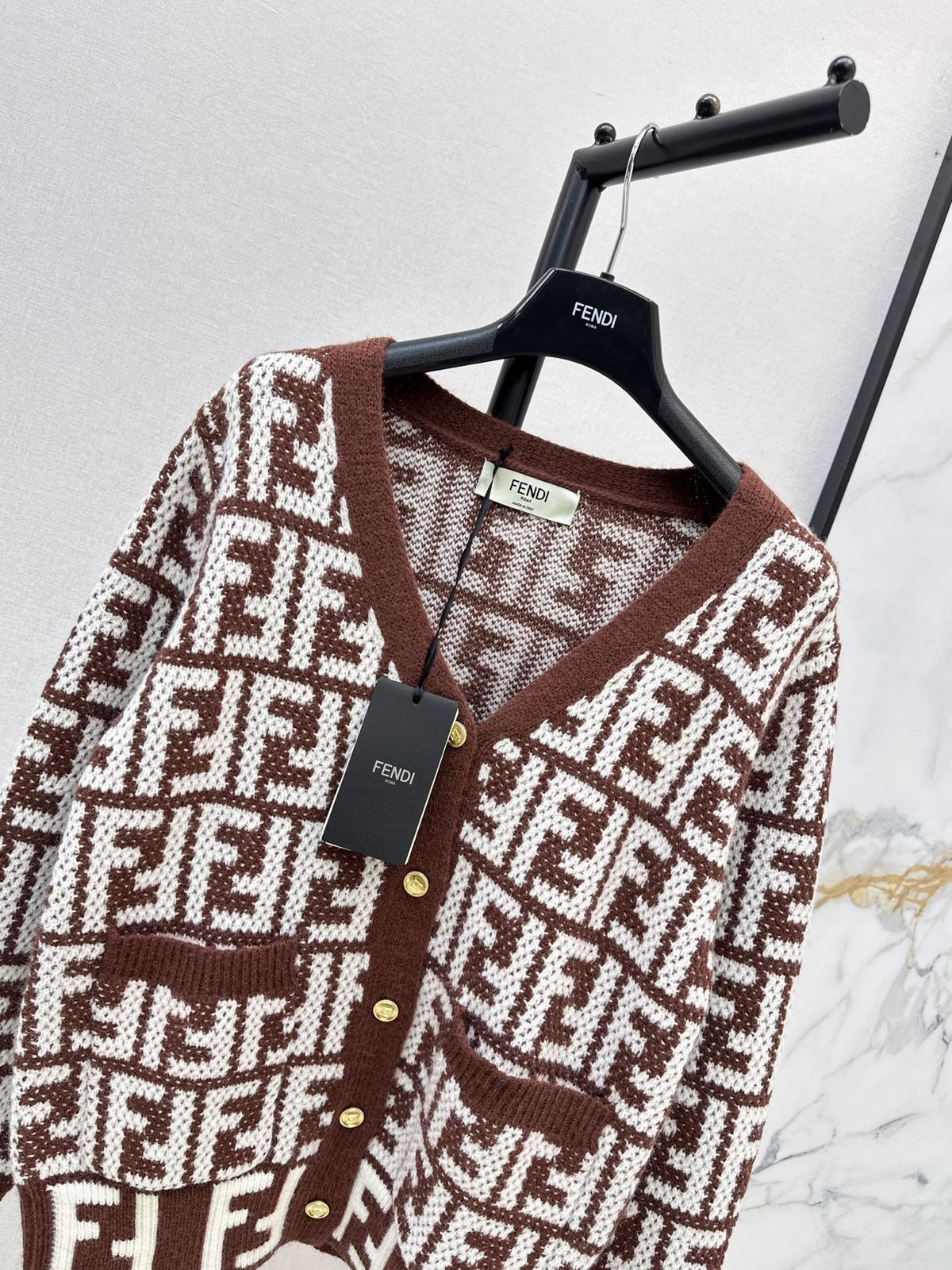 26FW New V-Neck Long-Sleeve Cardigan with Letter Jacquard 🤎🖤