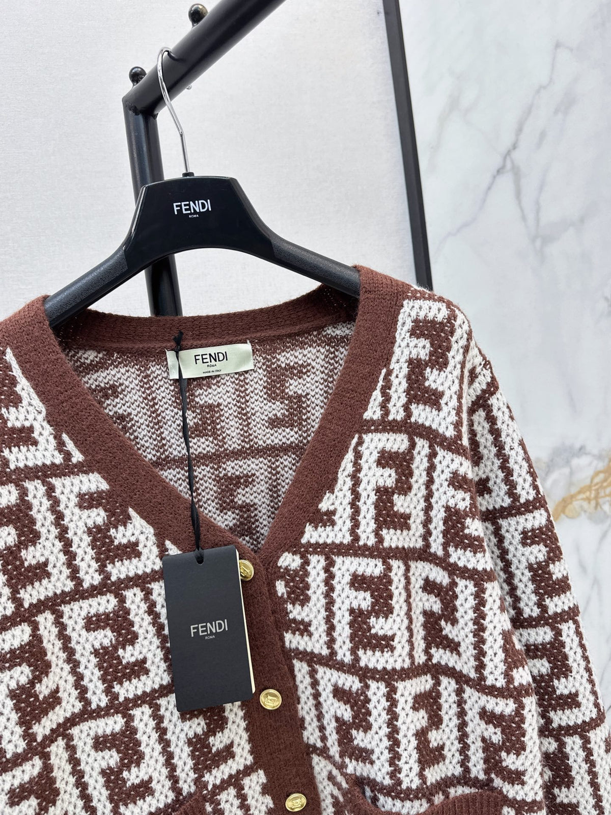 26FW New V-Neck Long-Sleeve Cardigan with Letter Jacquard 🤎🖤