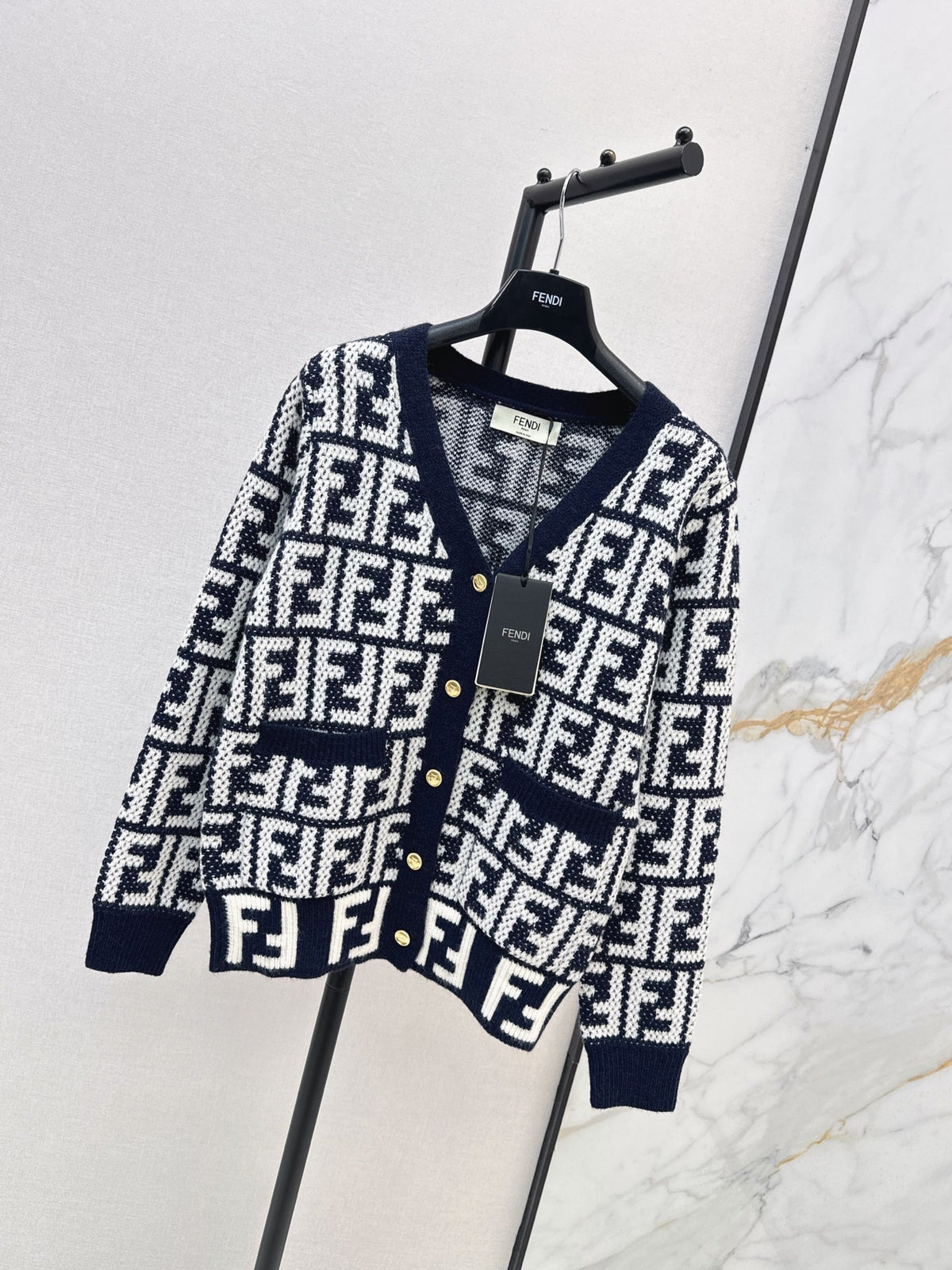 26FW New V-Neck Long-Sleeve Cardigan with Letter Jacquard 🤎🖤