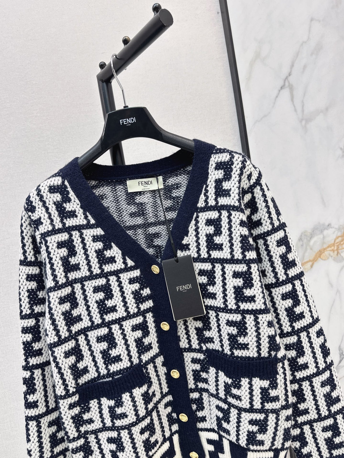 26FW New V-Neck Long-Sleeve Cardigan with Letter Jacquard 🤎🖤