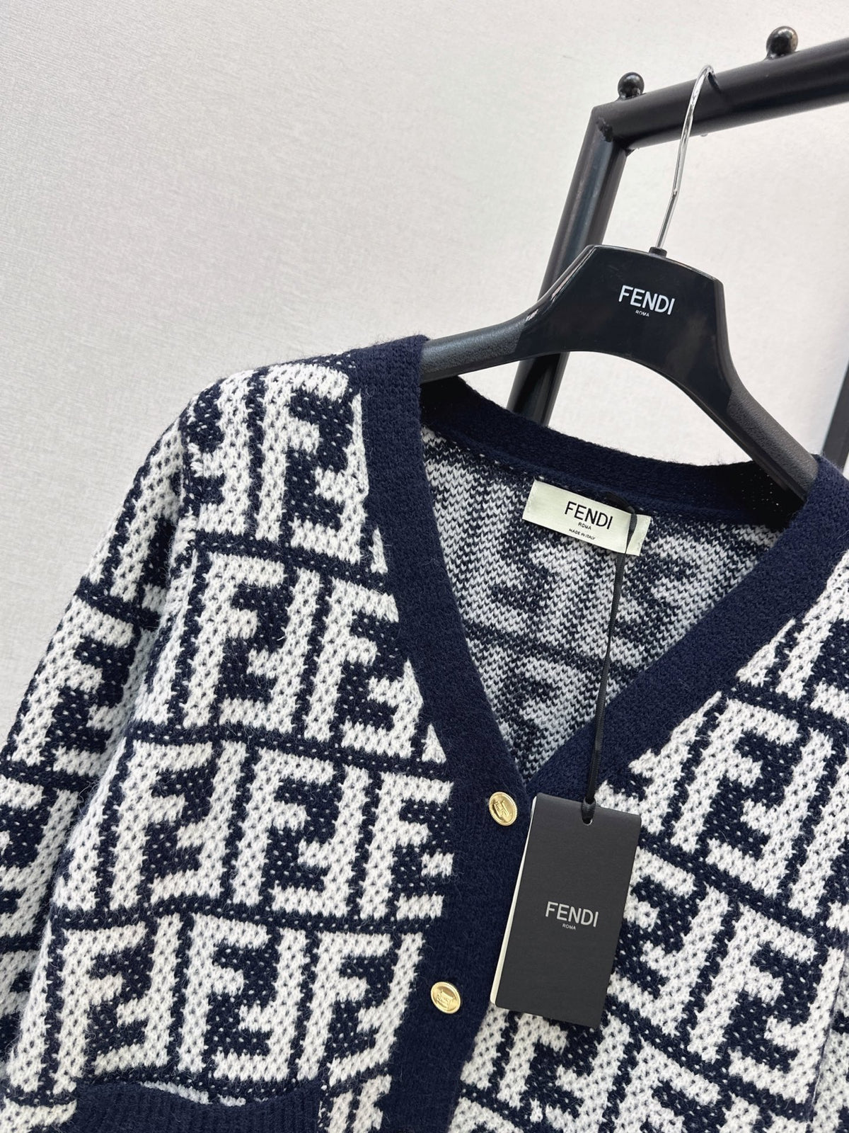 26FW New V-Neck Long-Sleeve Cardigan with Letter Jacquard 🤎🖤