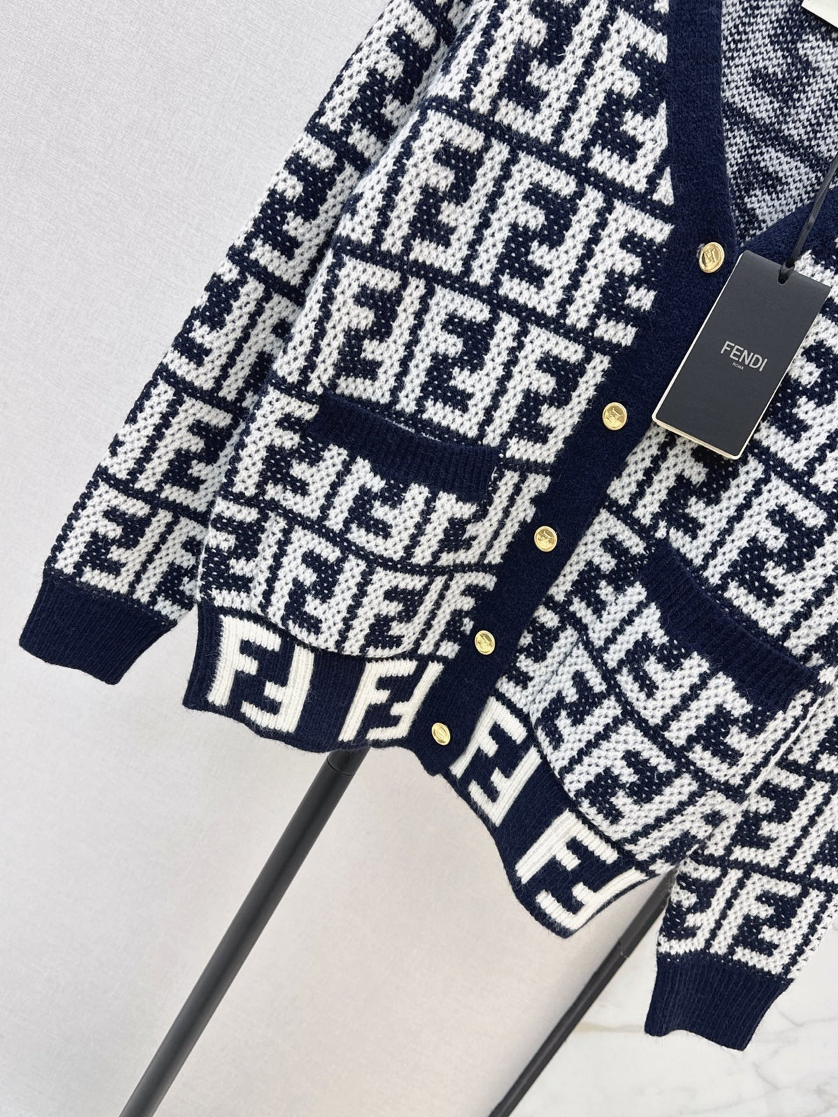 26FW New V-Neck Long-Sleeve Cardigan with Letter Jacquard 🤎🖤