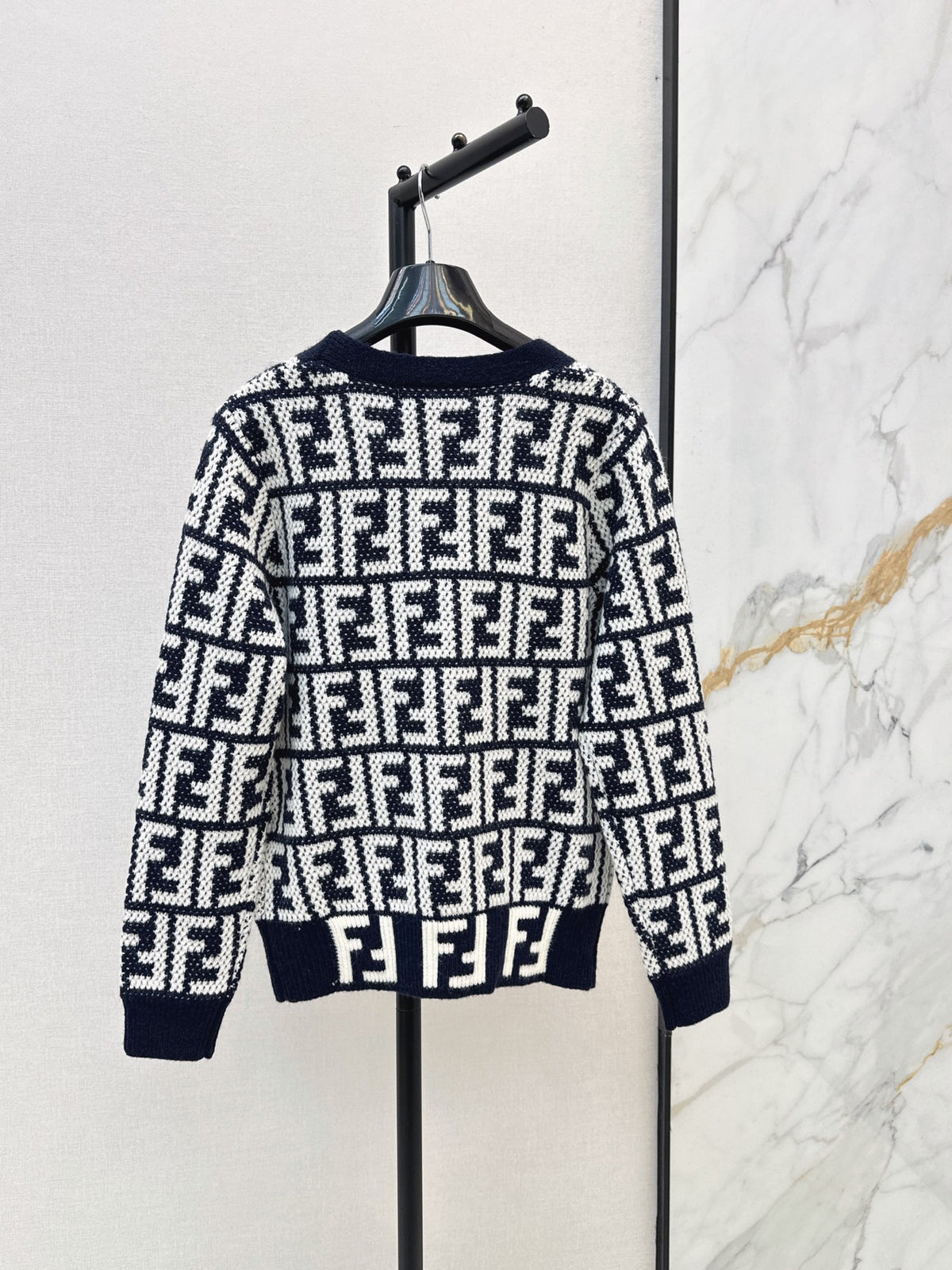 26FW New V-Neck Long-Sleeve Cardigan with Letter Jacquard 🤎🖤