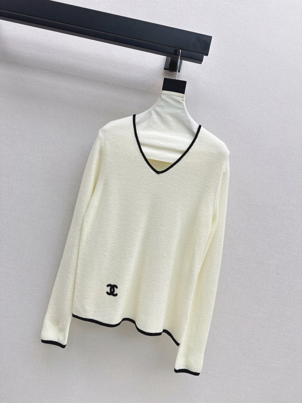 26FW New Black & White Color-Block V-Neck Wool Knit Top 🤍🖤