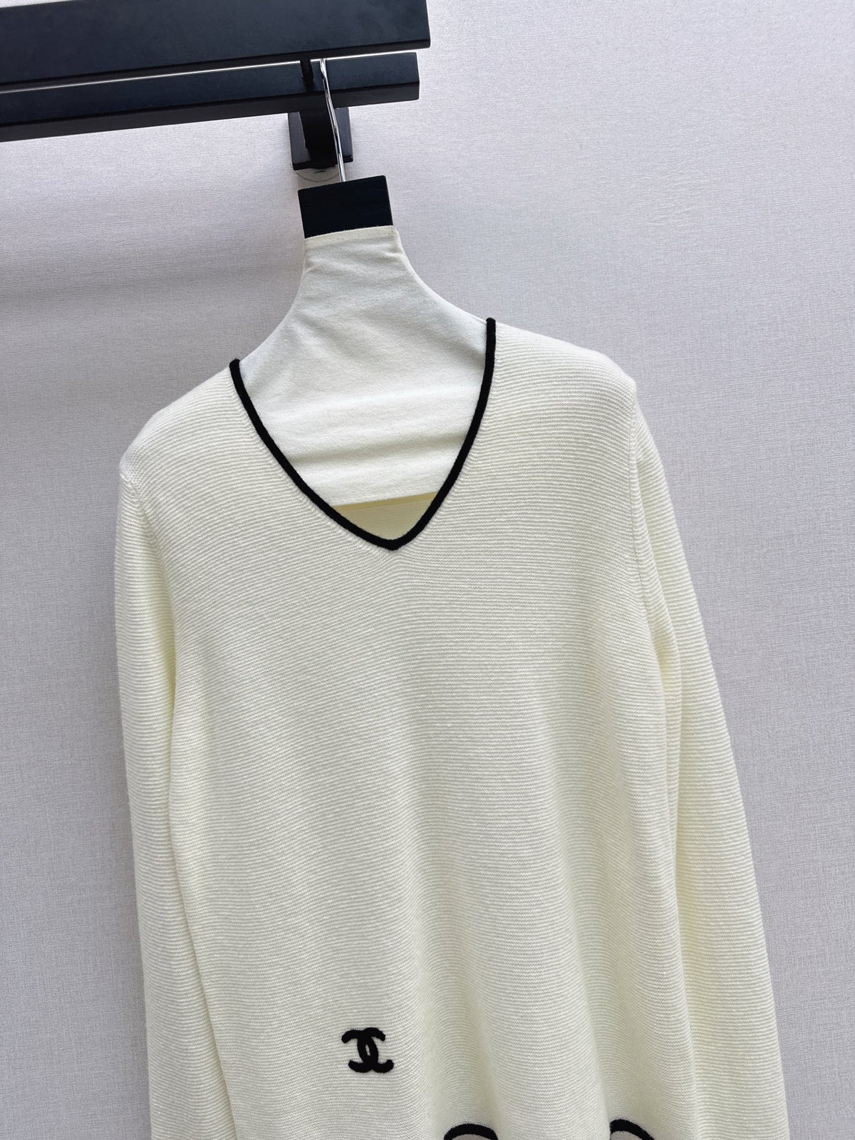 26FW New Black & White Color-Block V-Neck Wool Knit Top 🤍🖤