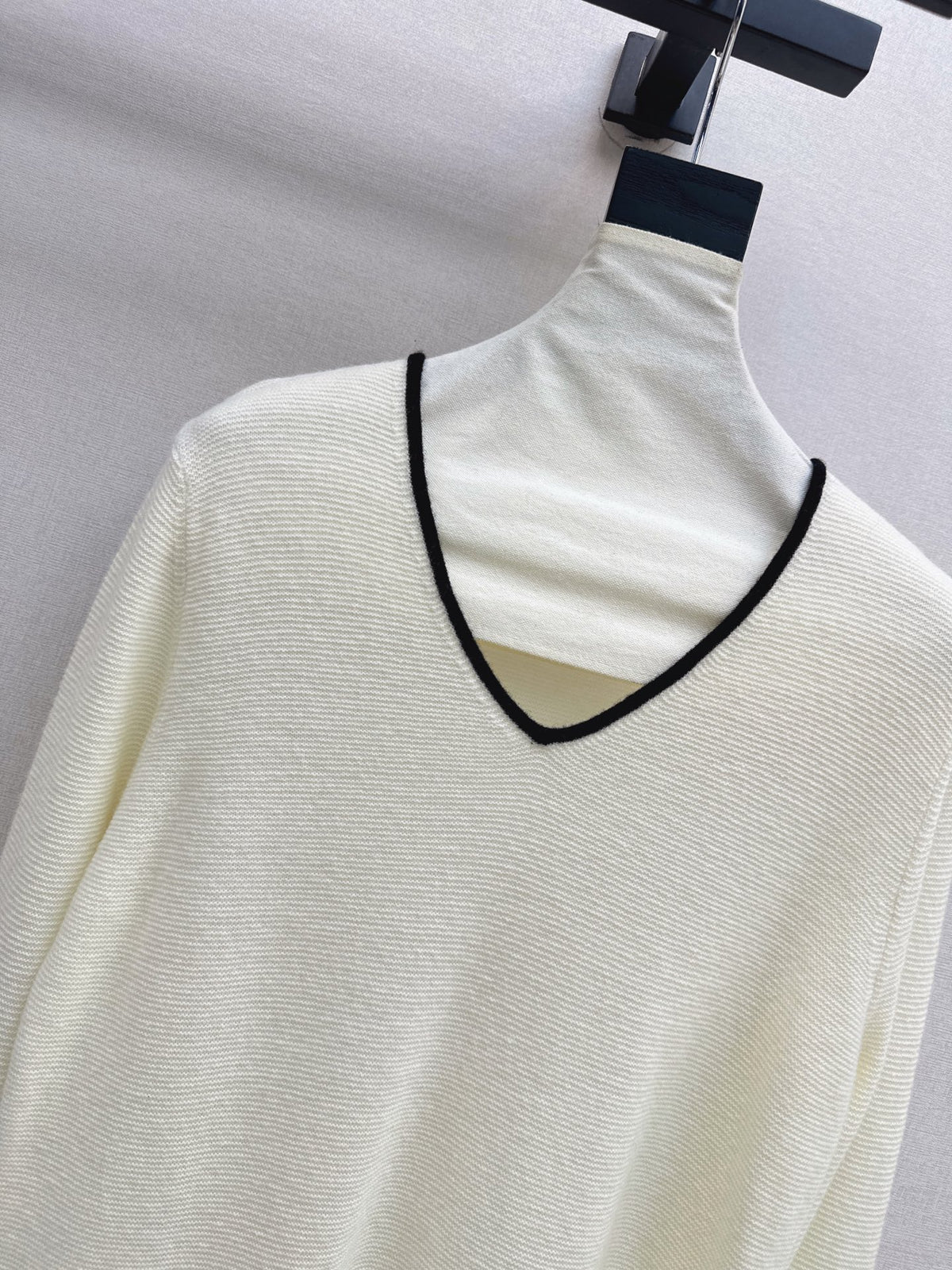 26FW New Black & White Color-Block V-Neck Wool Knit Top 🤍🖤