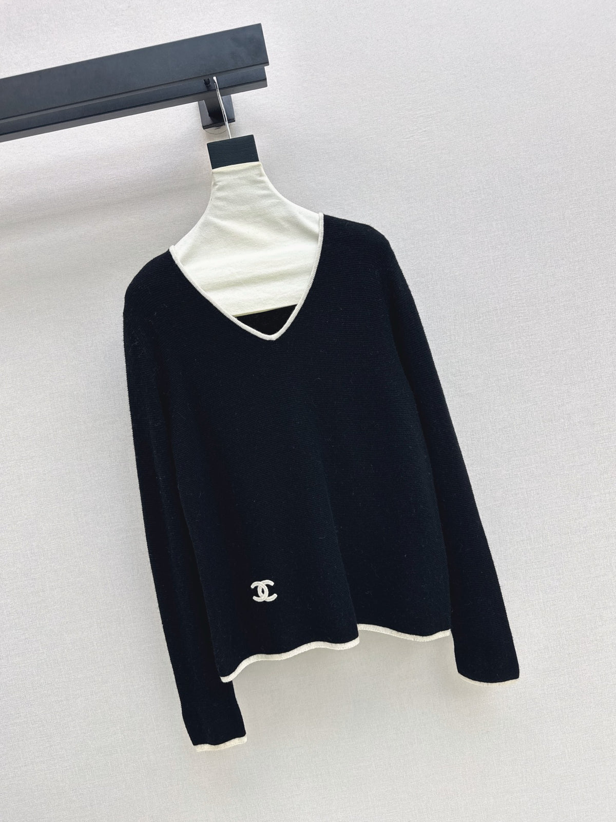26FW New Black & White Color-Block V-Neck Wool Knit Top 🤍🖤