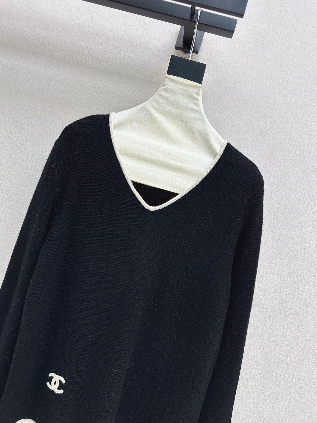 26FW New Black & White Color-Block V-Neck Wool Knit Top 🤍🖤