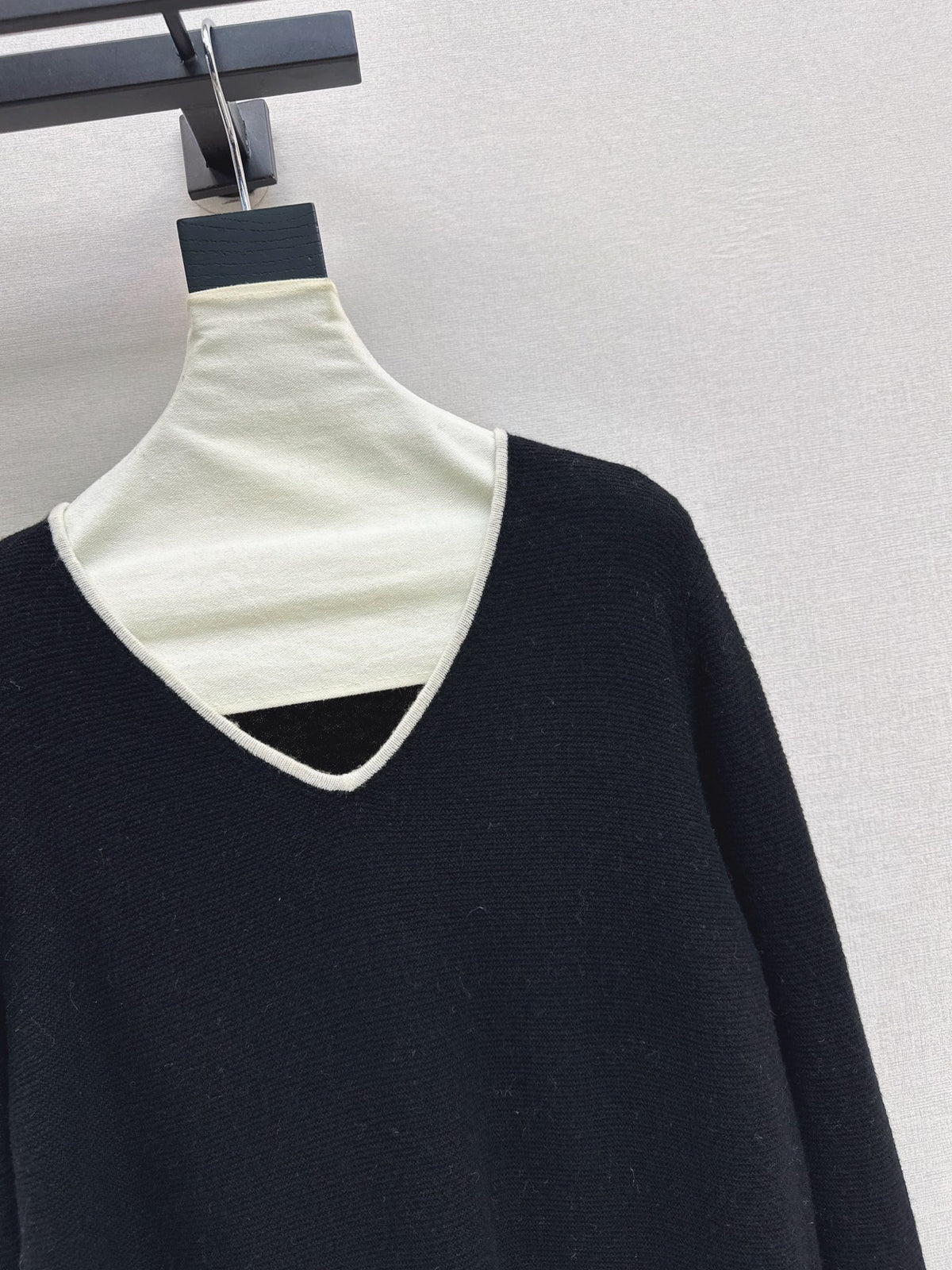 26FW New Black & White Color-Block V-Neck Wool Knit Top 🤍🖤