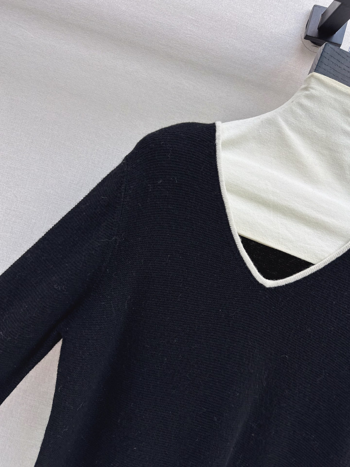 26FW New Black & White Color-Block V-Neck Wool Knit Top 🤍🖤