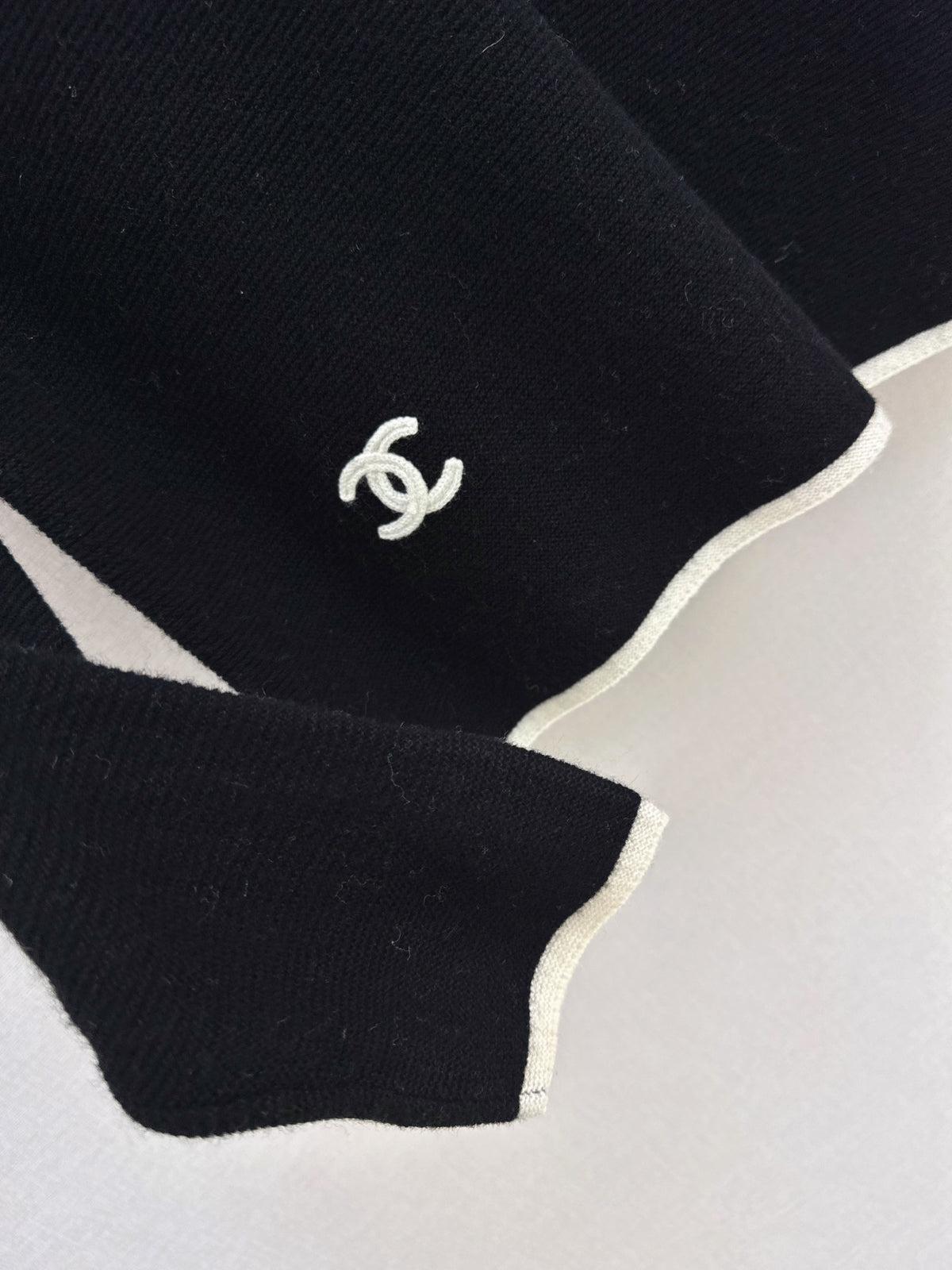 26FW New Black & White Color-Block V-Neck Wool Knit Top 🤍🖤