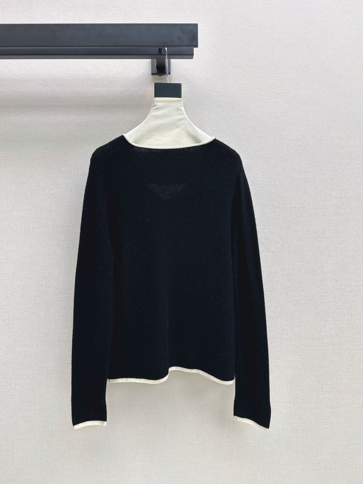 26FW New Black & White Color-Block V-Neck Wool Knit Top 🤍🖤