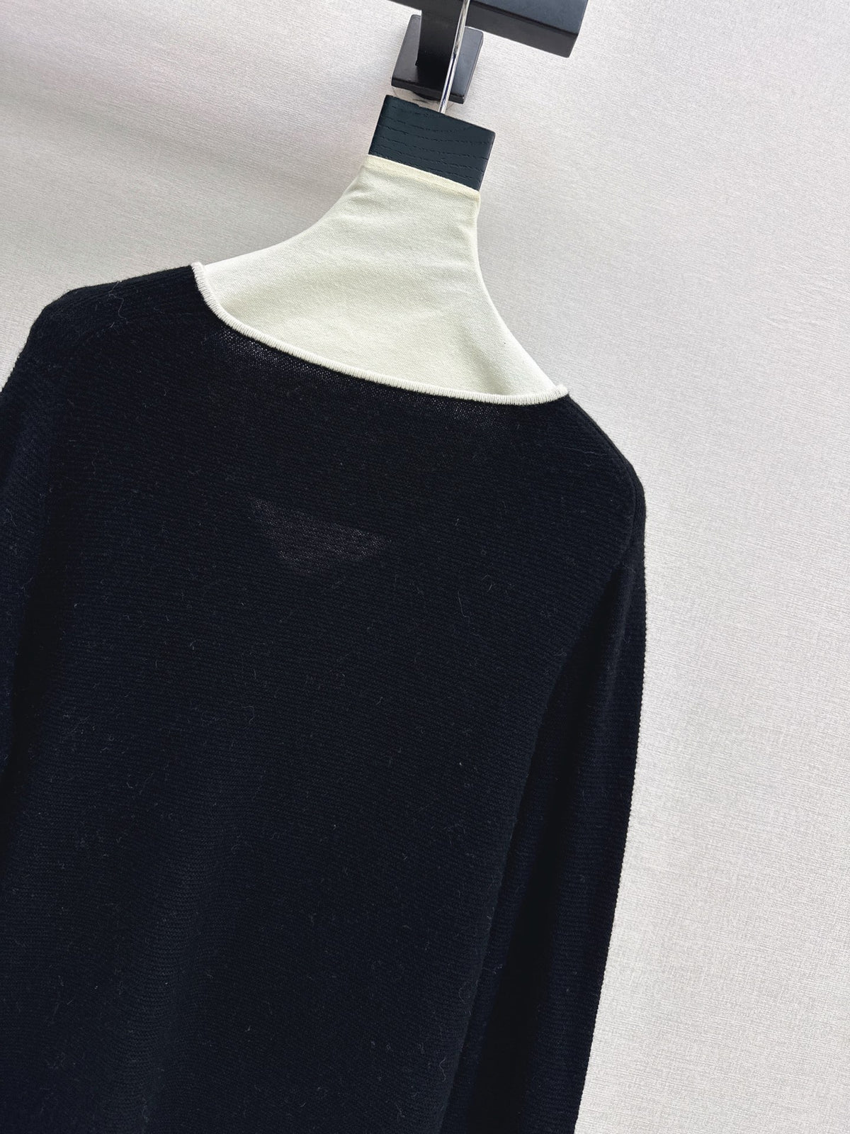 26FW New Black & White Color-Block V-Neck Wool Knit Top 🤍🖤