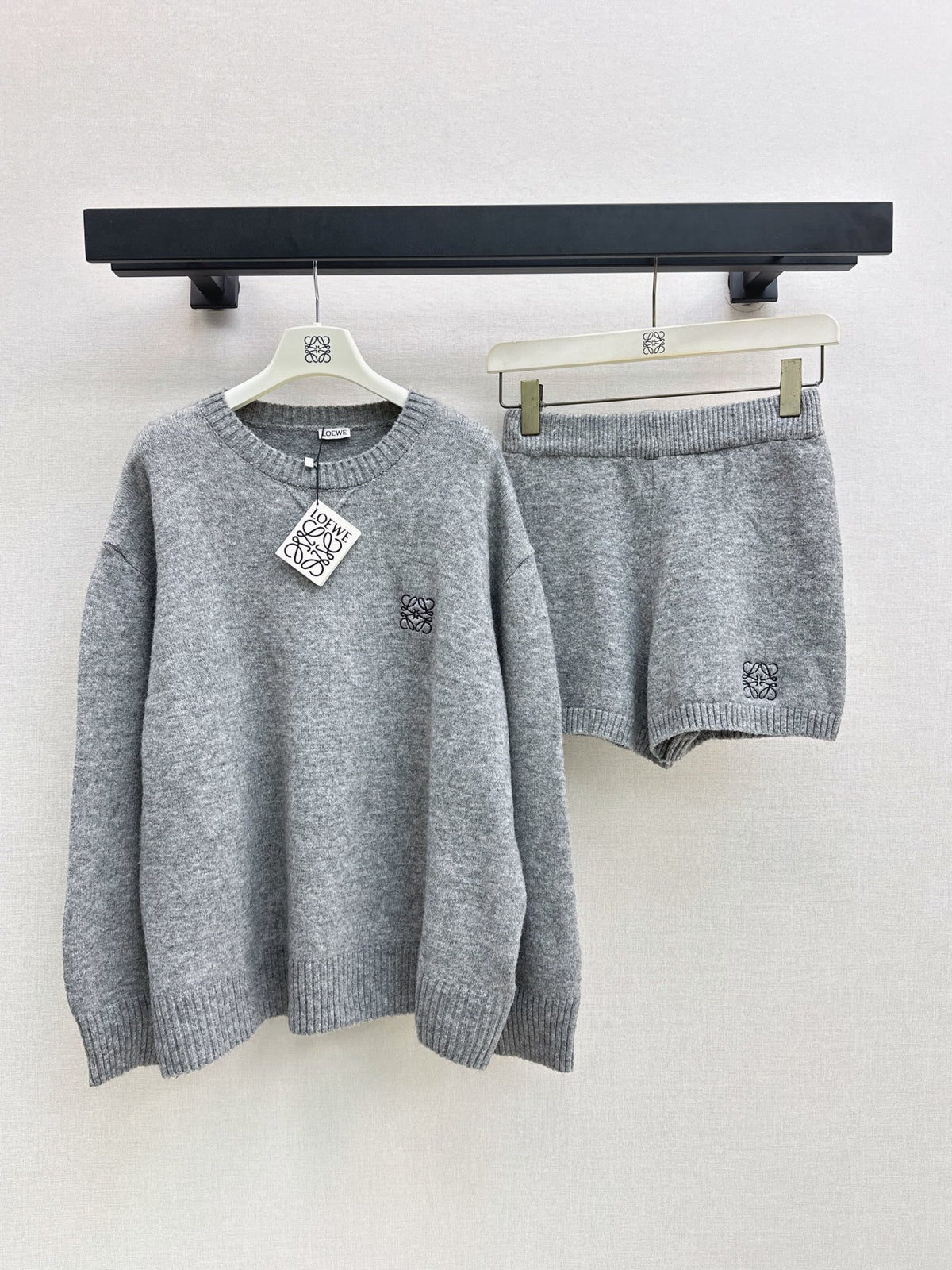 26FW New Knit Sweater & Elastic-Waist Shorts Set 🩶💙