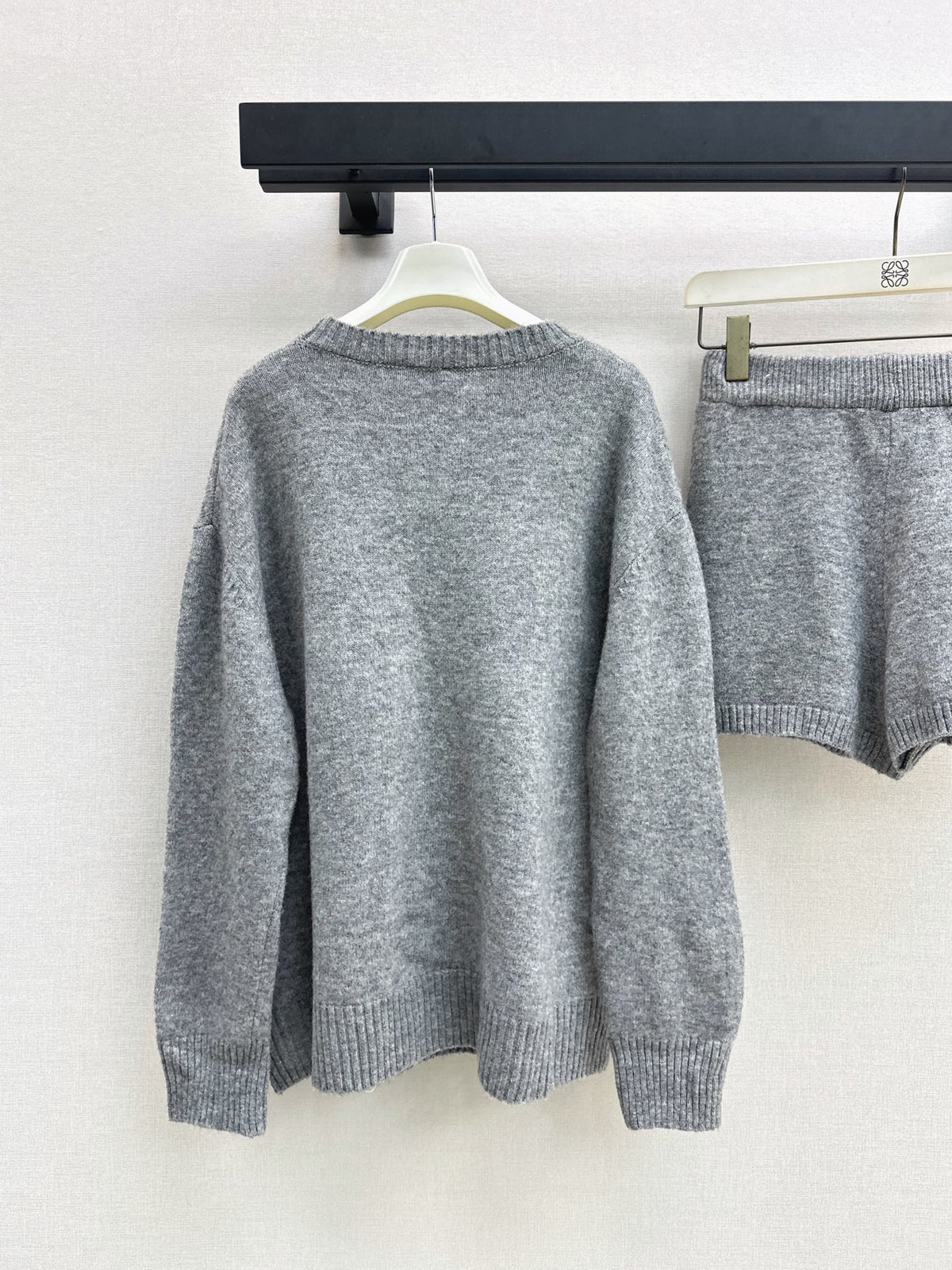 26FW New Knit Sweater & Elastic-Waist Shorts Set 🩶💙