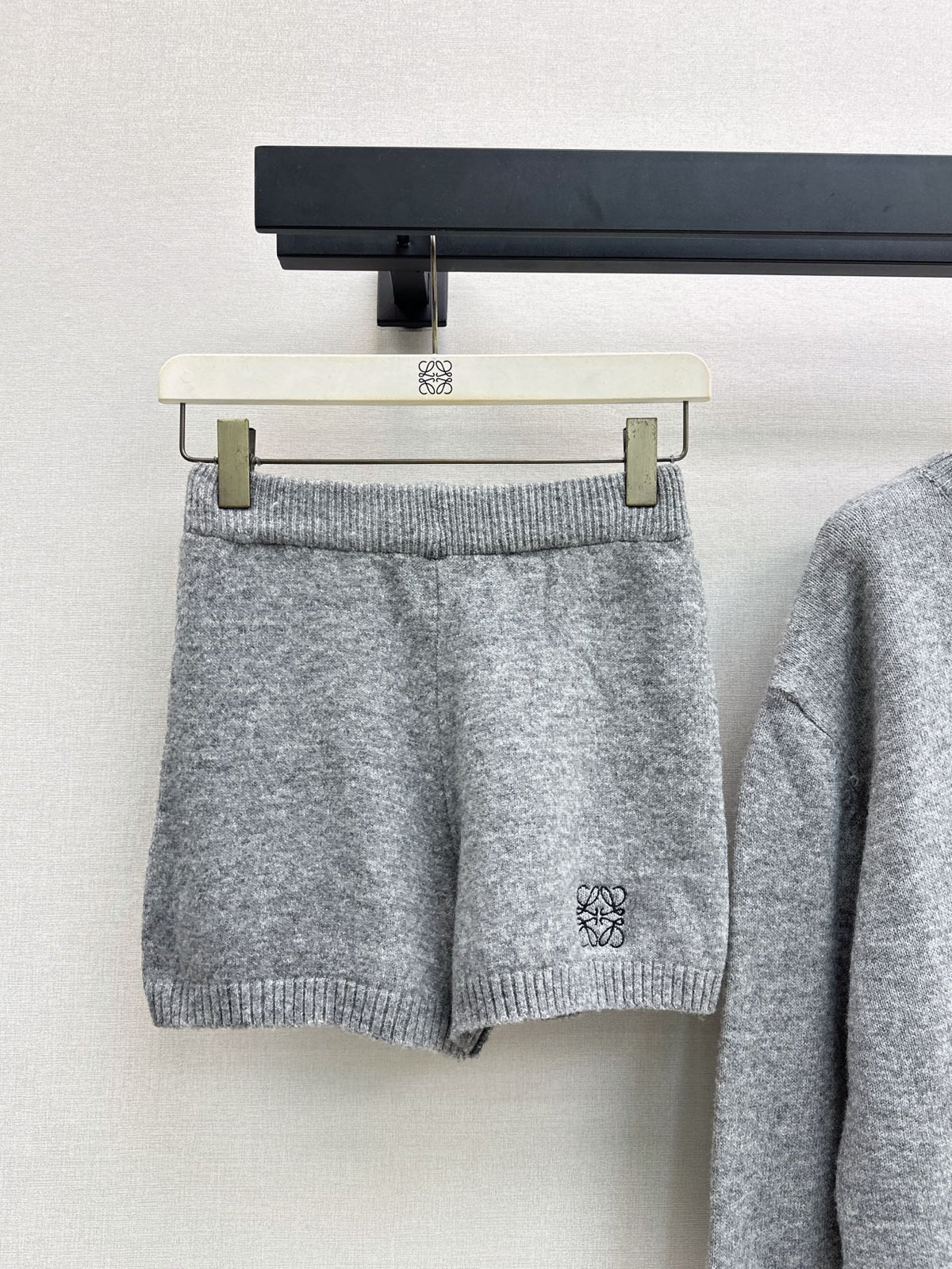 26FW New Knit Sweater & Elastic-Waist Shorts Set 🩶💙