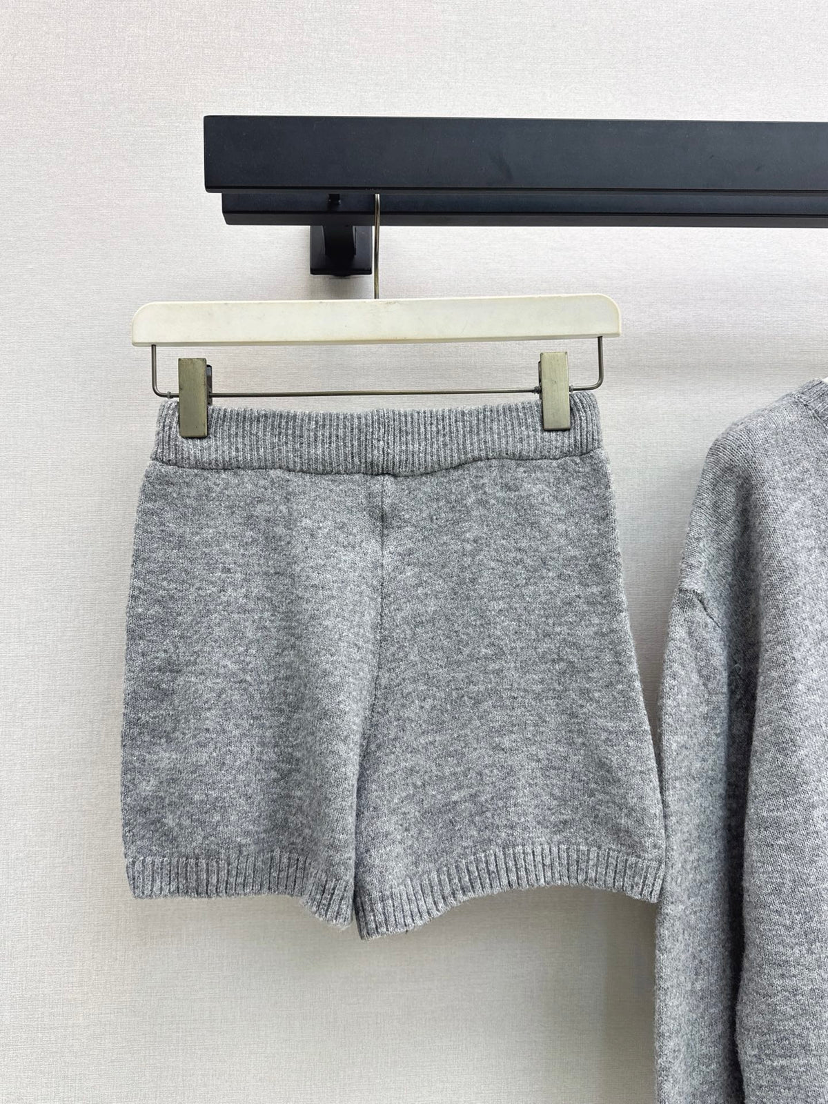 26FW New Knit Sweater & Elastic-Waist Shorts Set 🩶💙