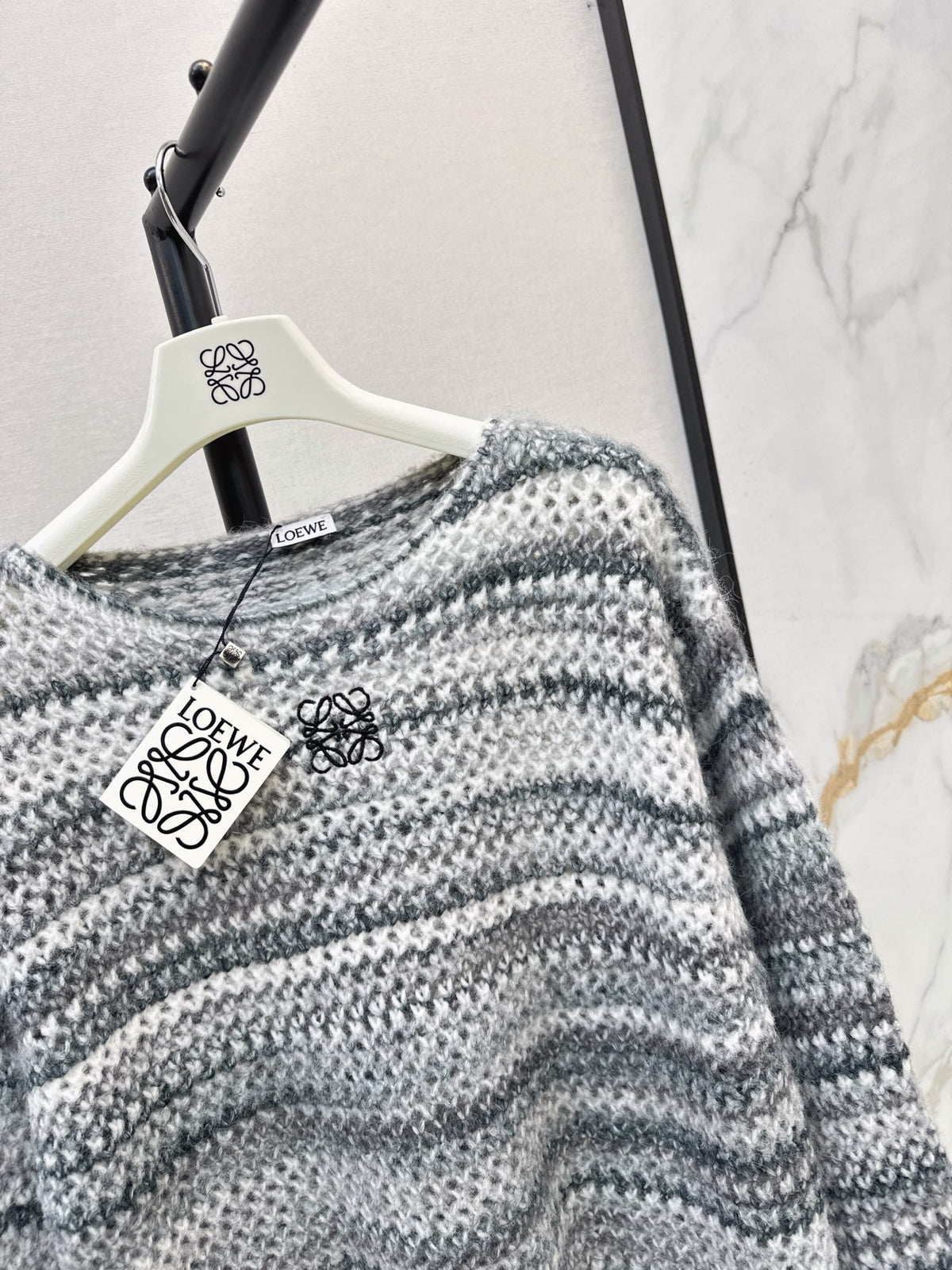 26FW New: Gradient Striped Cut-Out Knit Sweater 🩶🩷