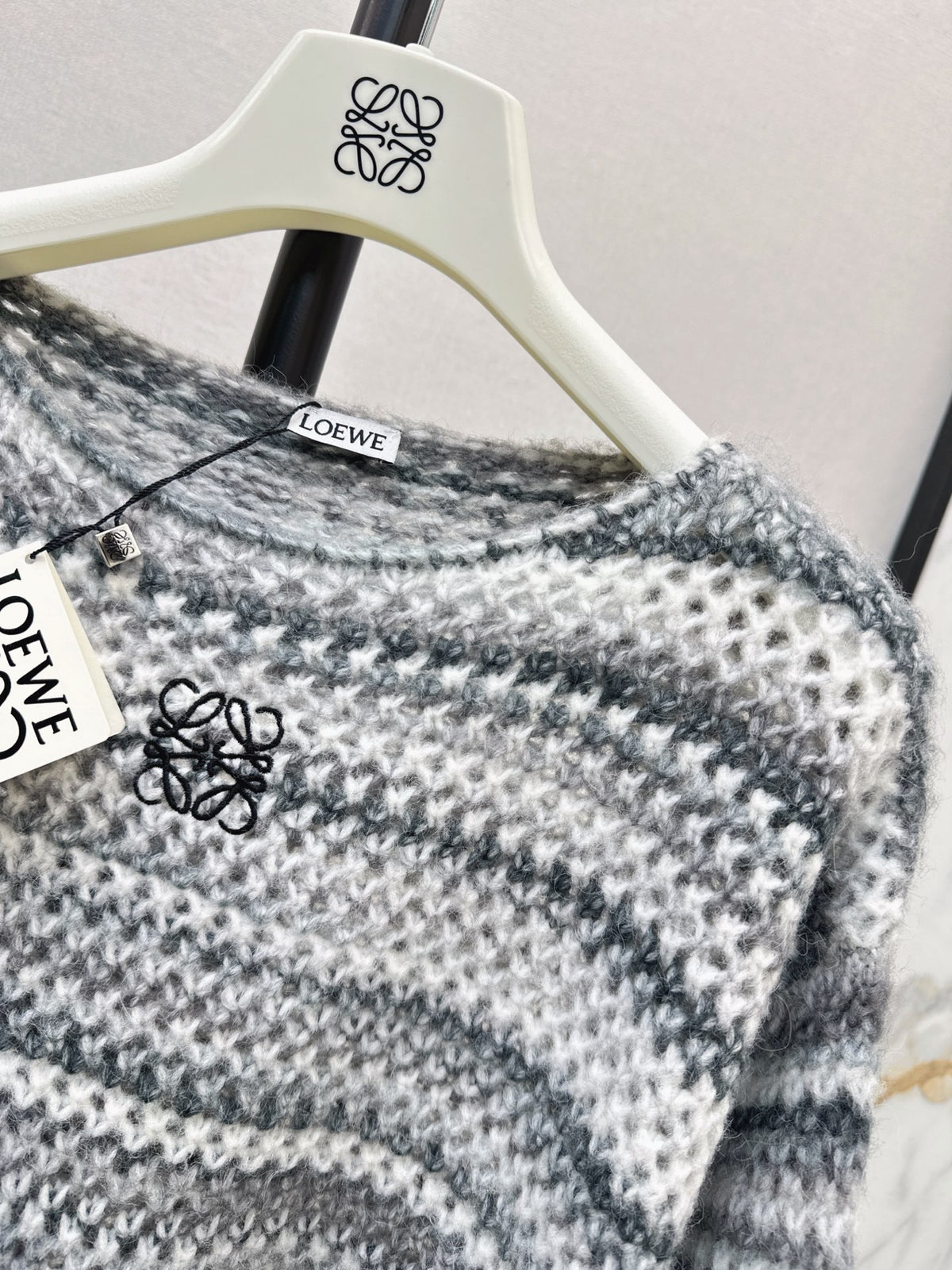 26FW New: Gradient Striped Cut-Out Knit Sweater 🩶🩷