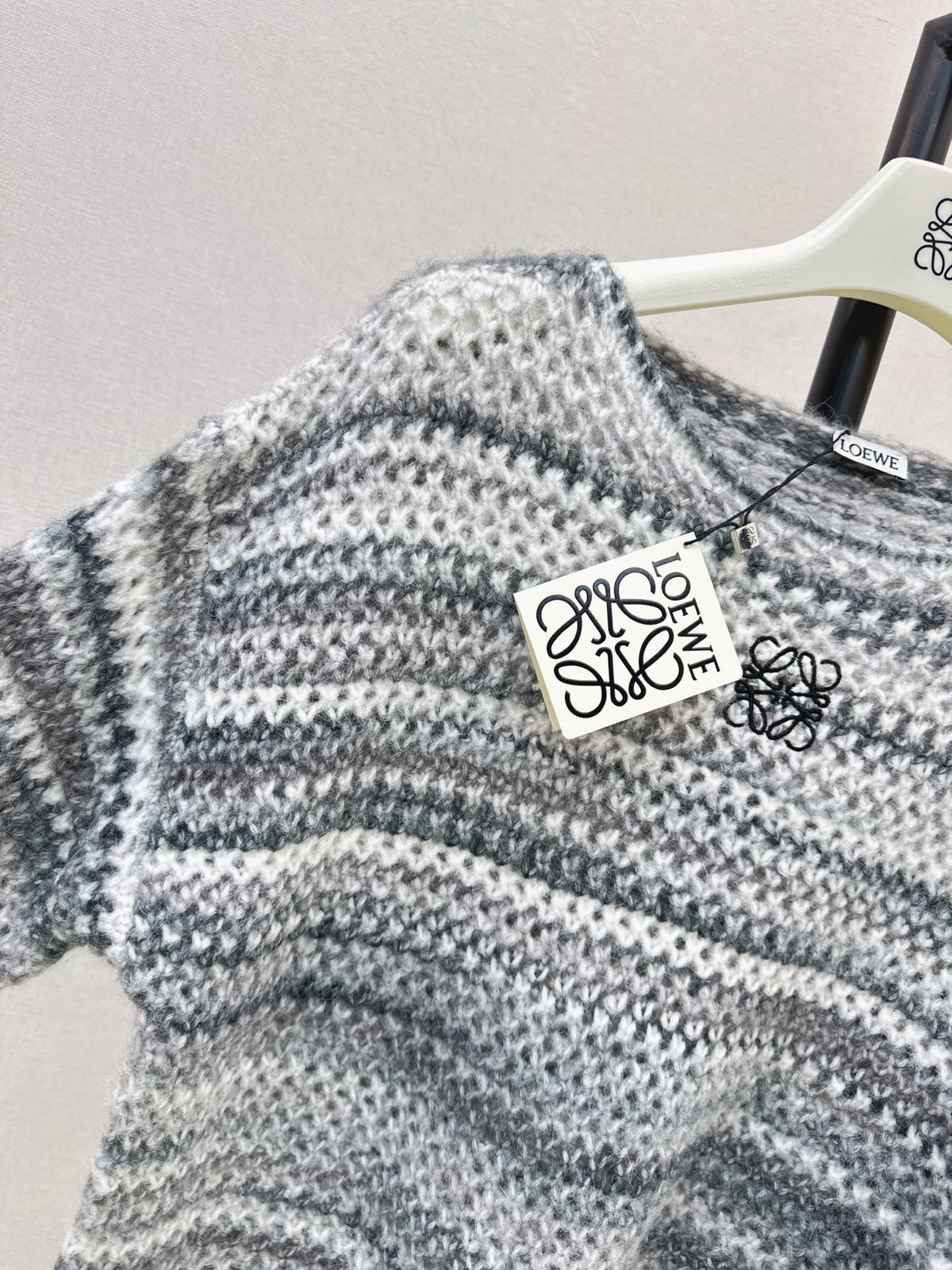 26FW New: Gradient Striped Cut-Out Knit Sweater 🩶🩷