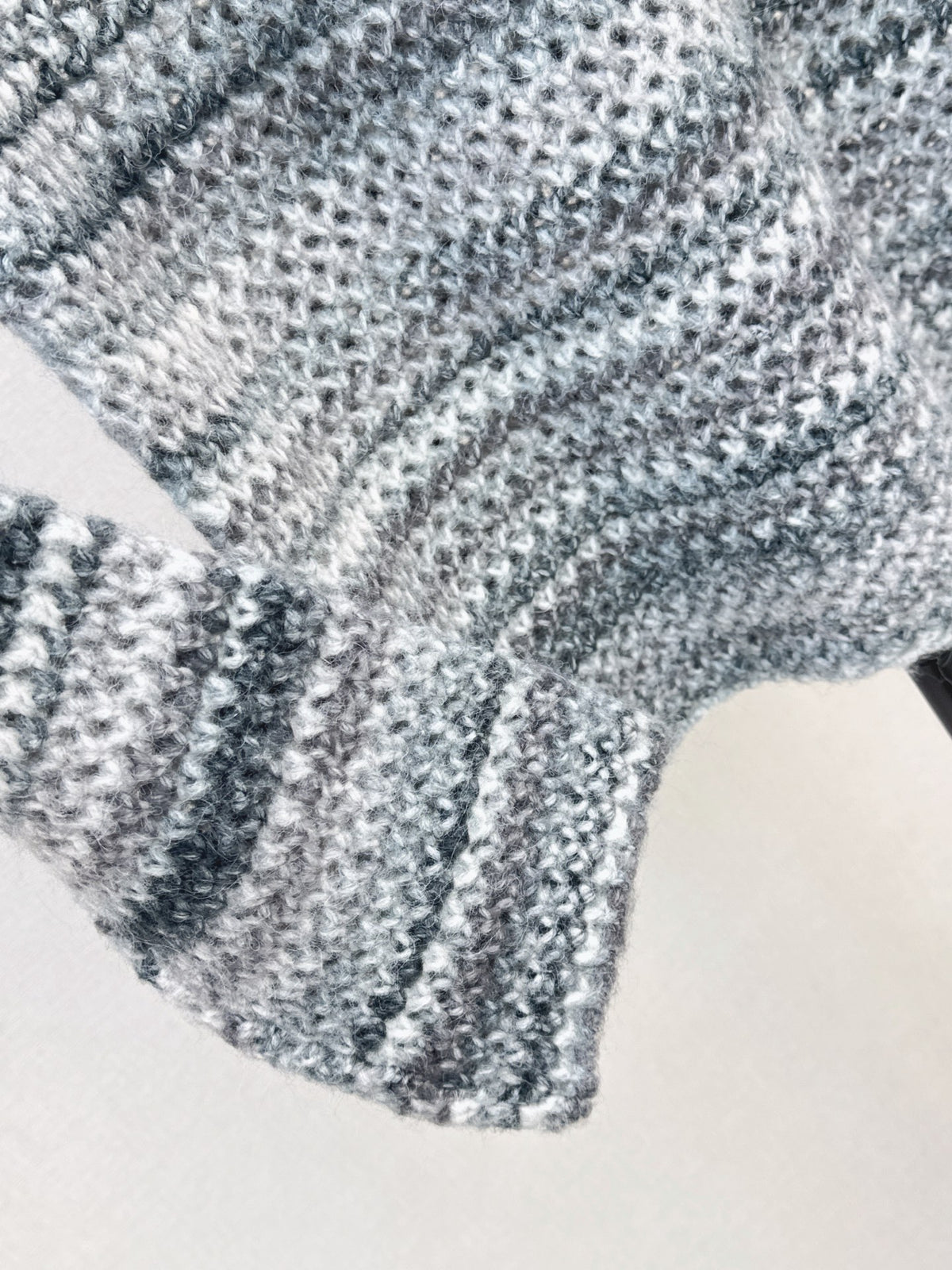 26FW New: Gradient Striped Cut-Out Knit Sweater 🩶🩷