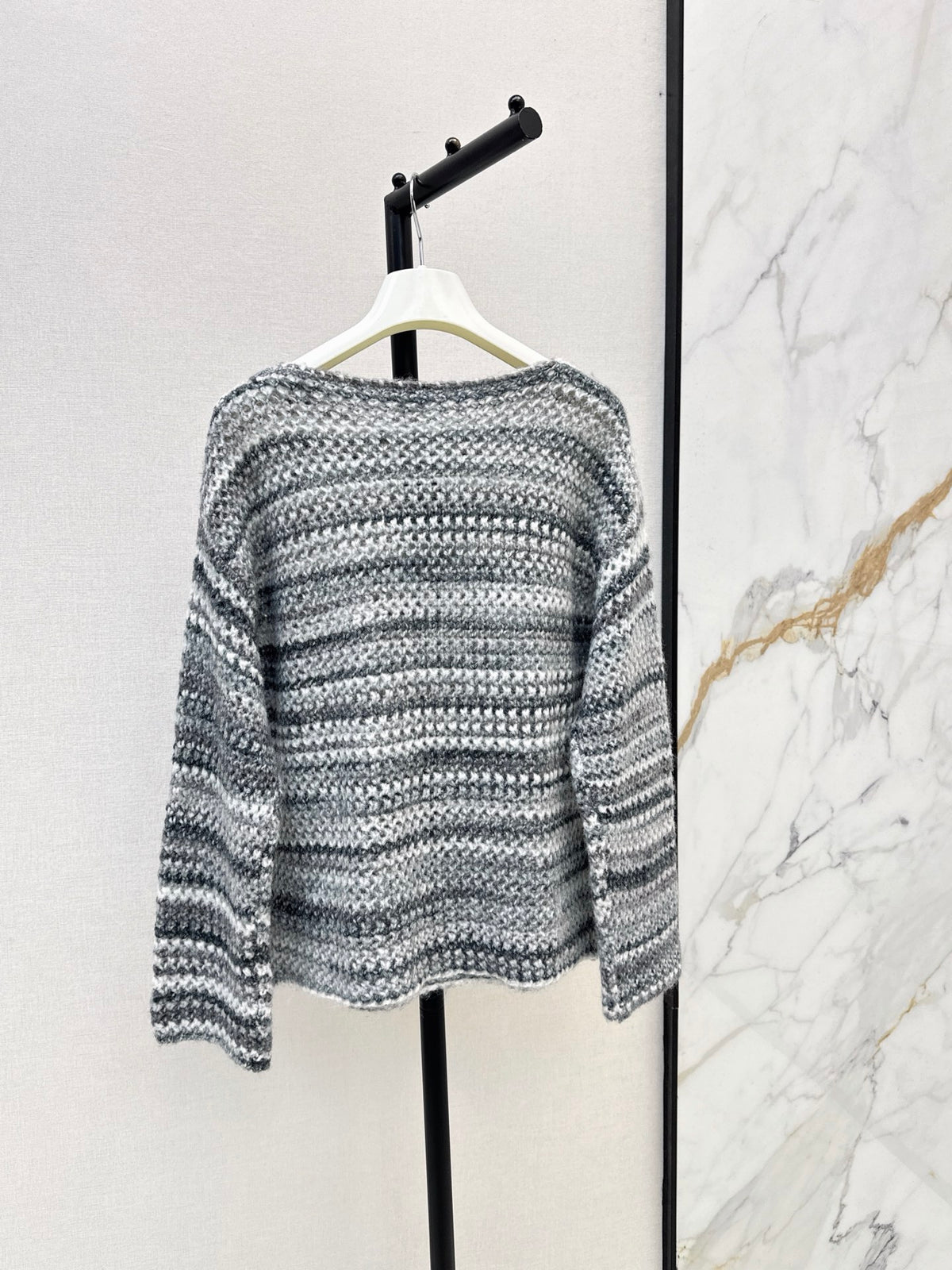 26FW New: Gradient Striped Cut-Out Knit Sweater 🩶🩷