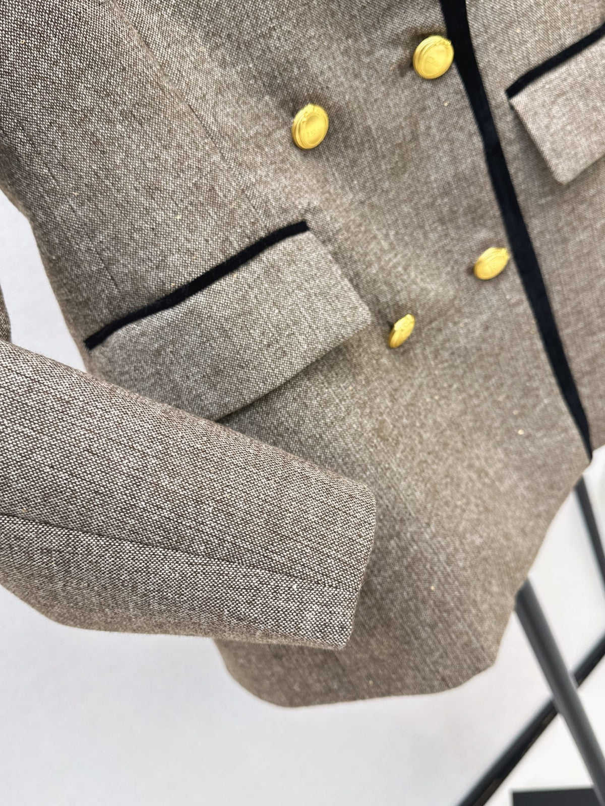 26FW New Badge-Embellished Blazer 🤎🩶