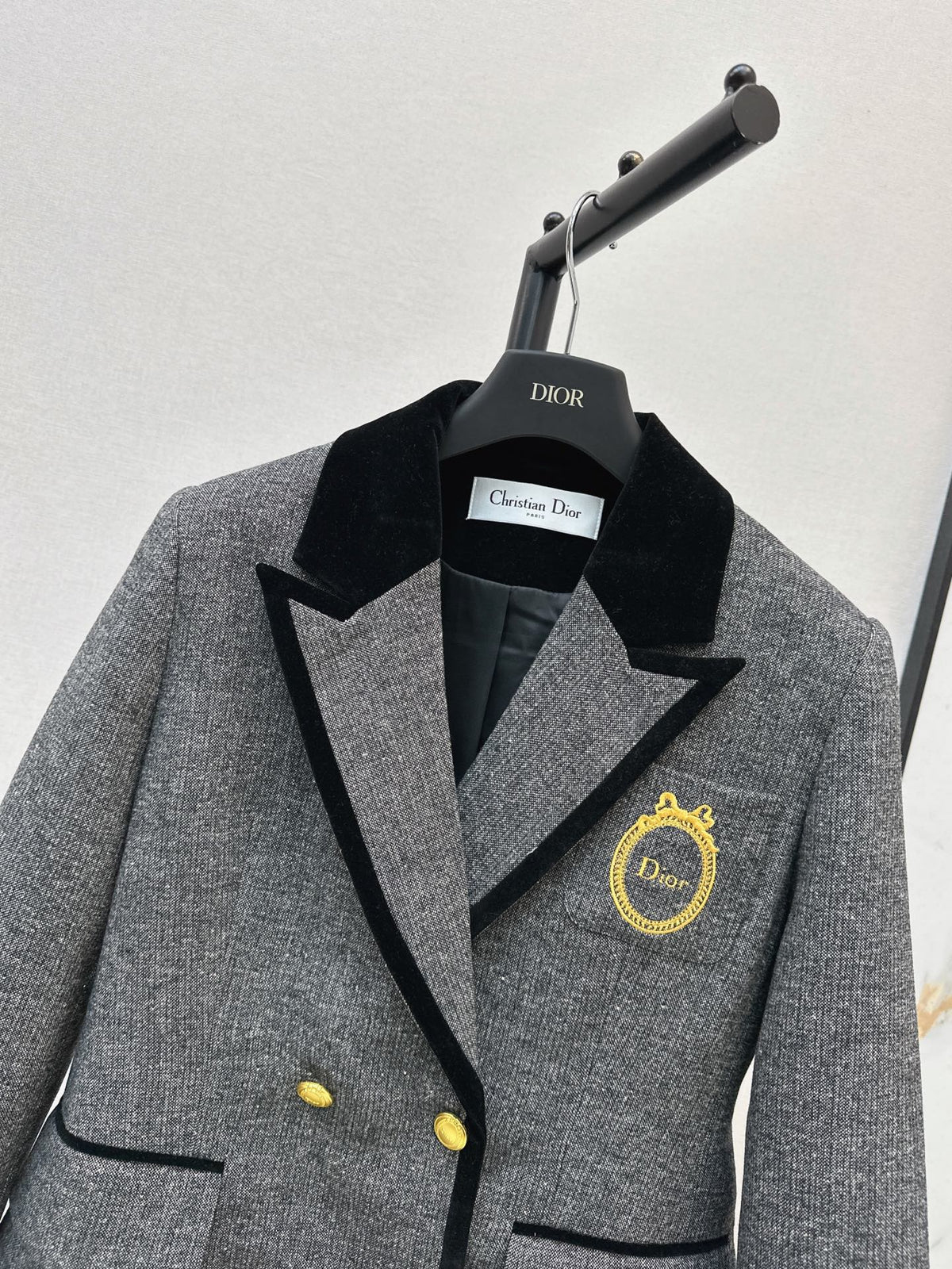 26FW New Badge-Embellished Blazer 🤎🩶