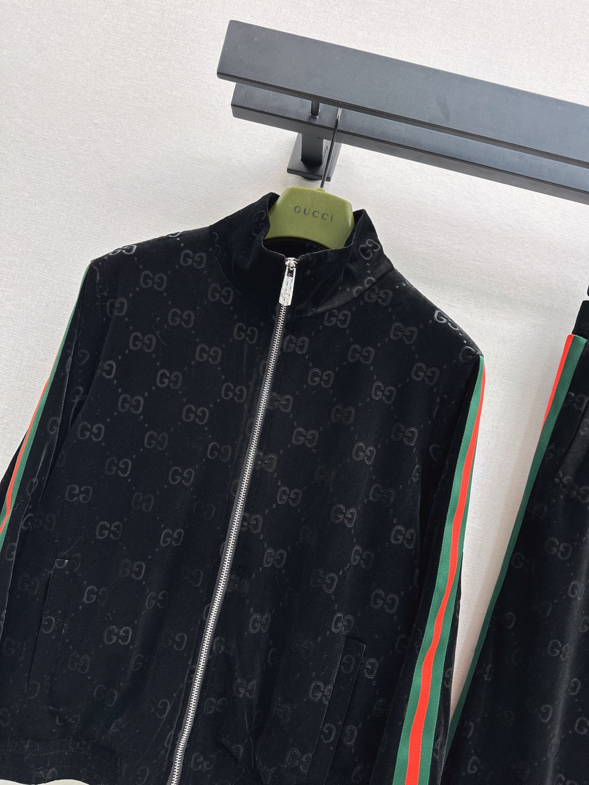 26FW New Casual Velour Set 🖤 = Stand-collar casual jacket + straight-leg trousers with an elasticated waist