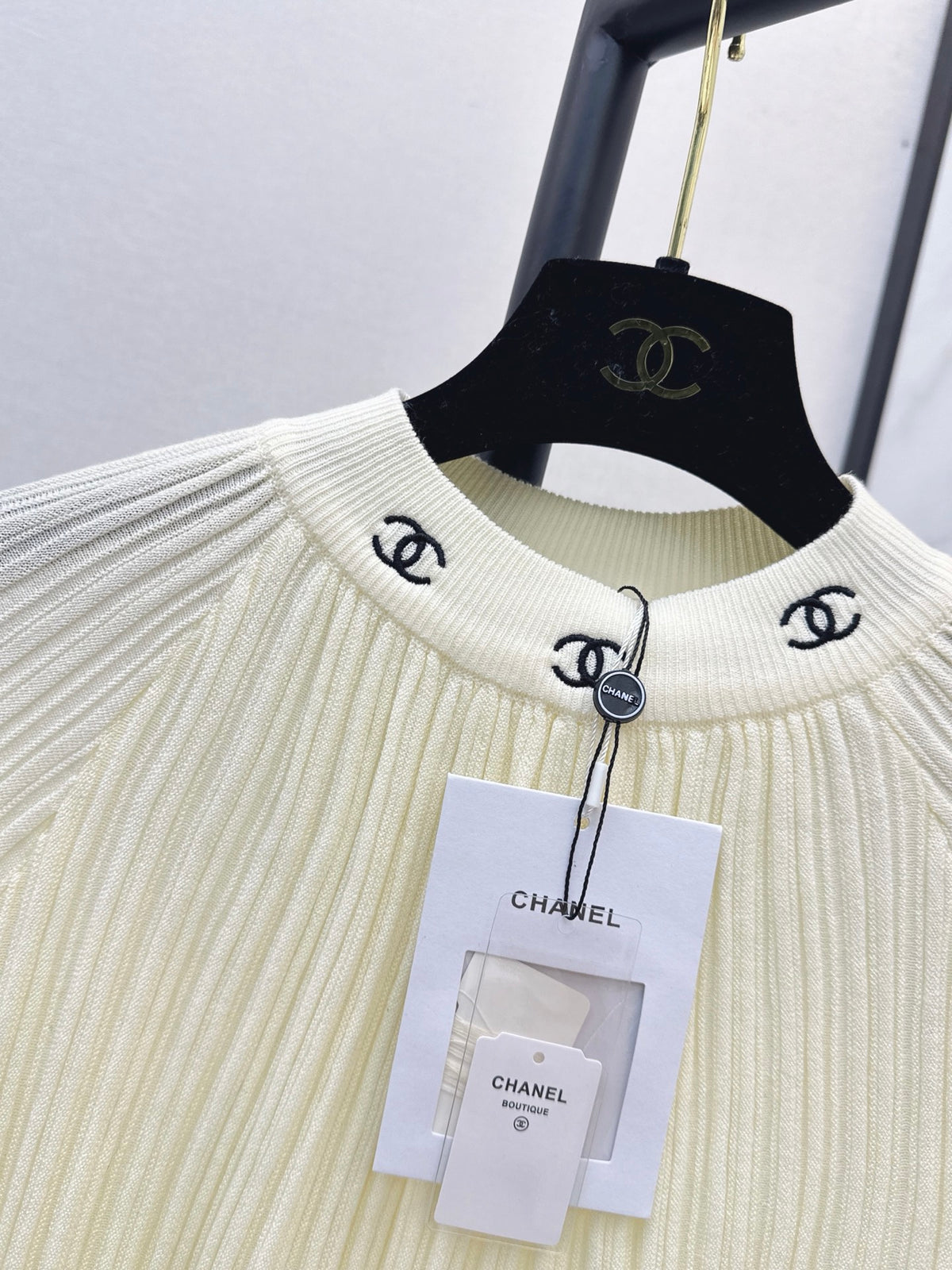 26FW New Embroidered Knit Top 🤍🤎