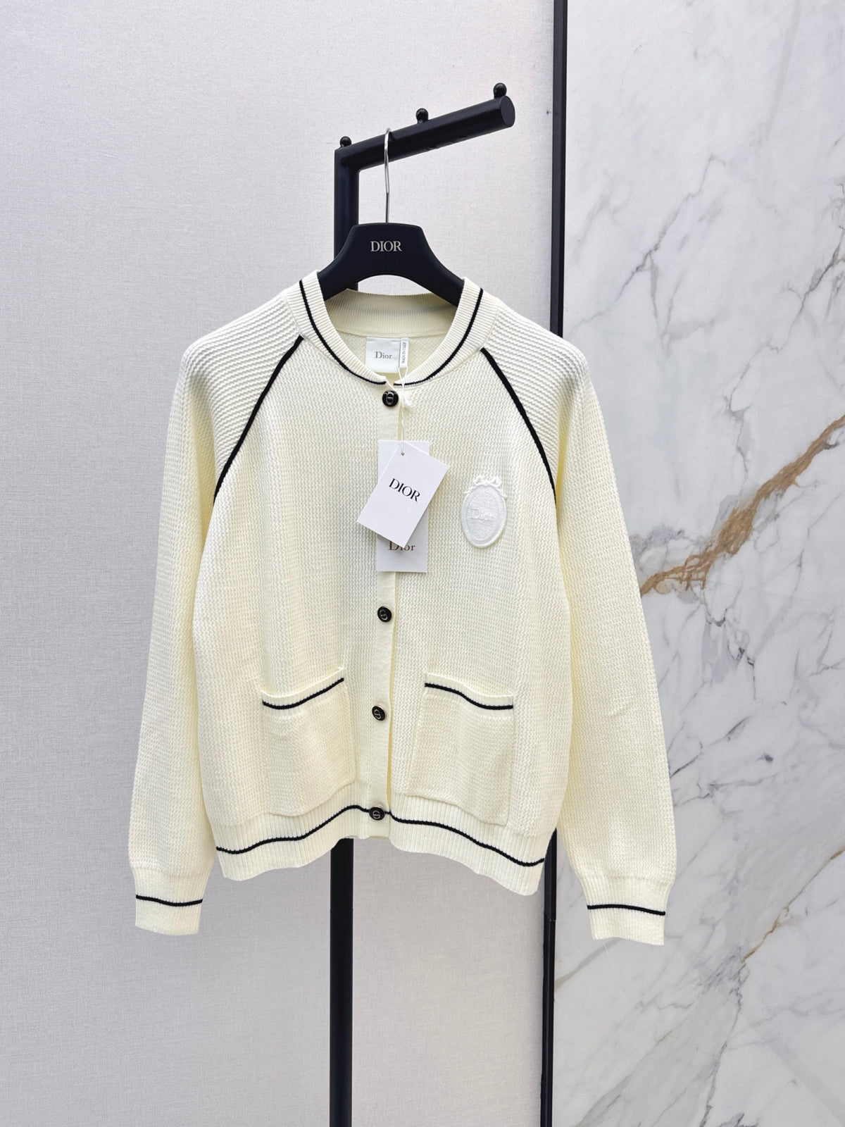 26FW New Badge-Embroidered Knit Cardigan 🤍🖤
