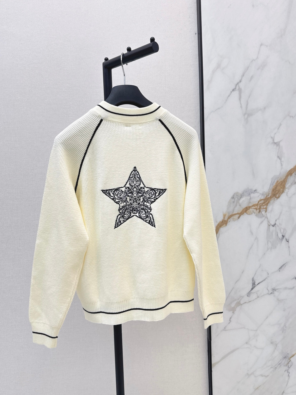26FW New Badge-Embroidered Knit Cardigan 🤍🖤